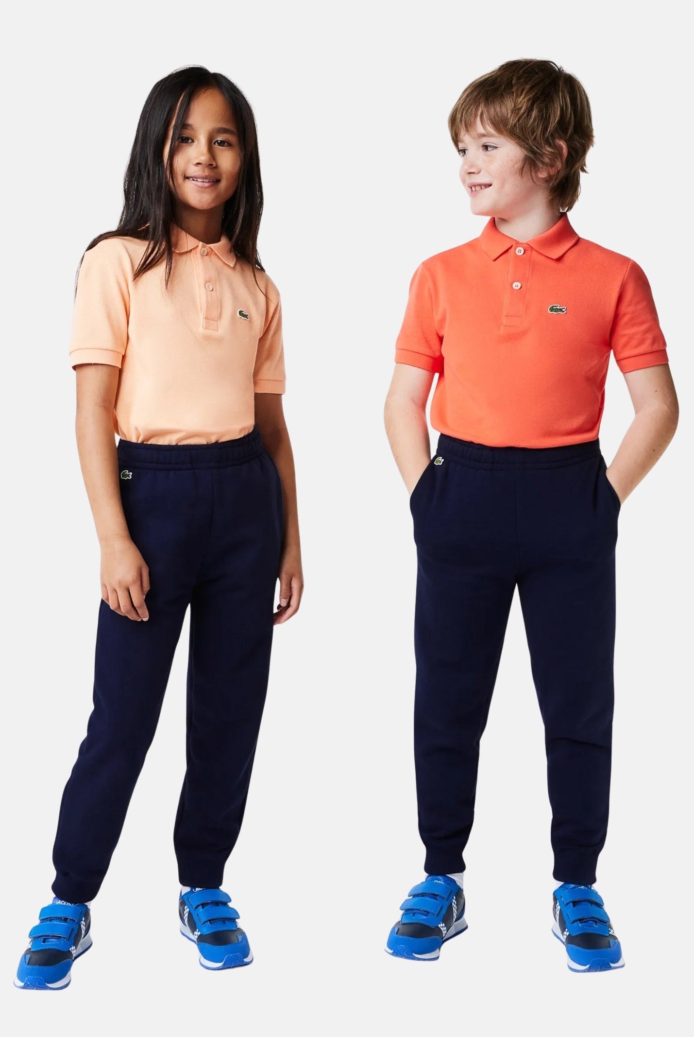Pantalone sportivo blu per bambino e bambina rifinito da ricamo coccodrillo XJ9728 166 LACOSTE