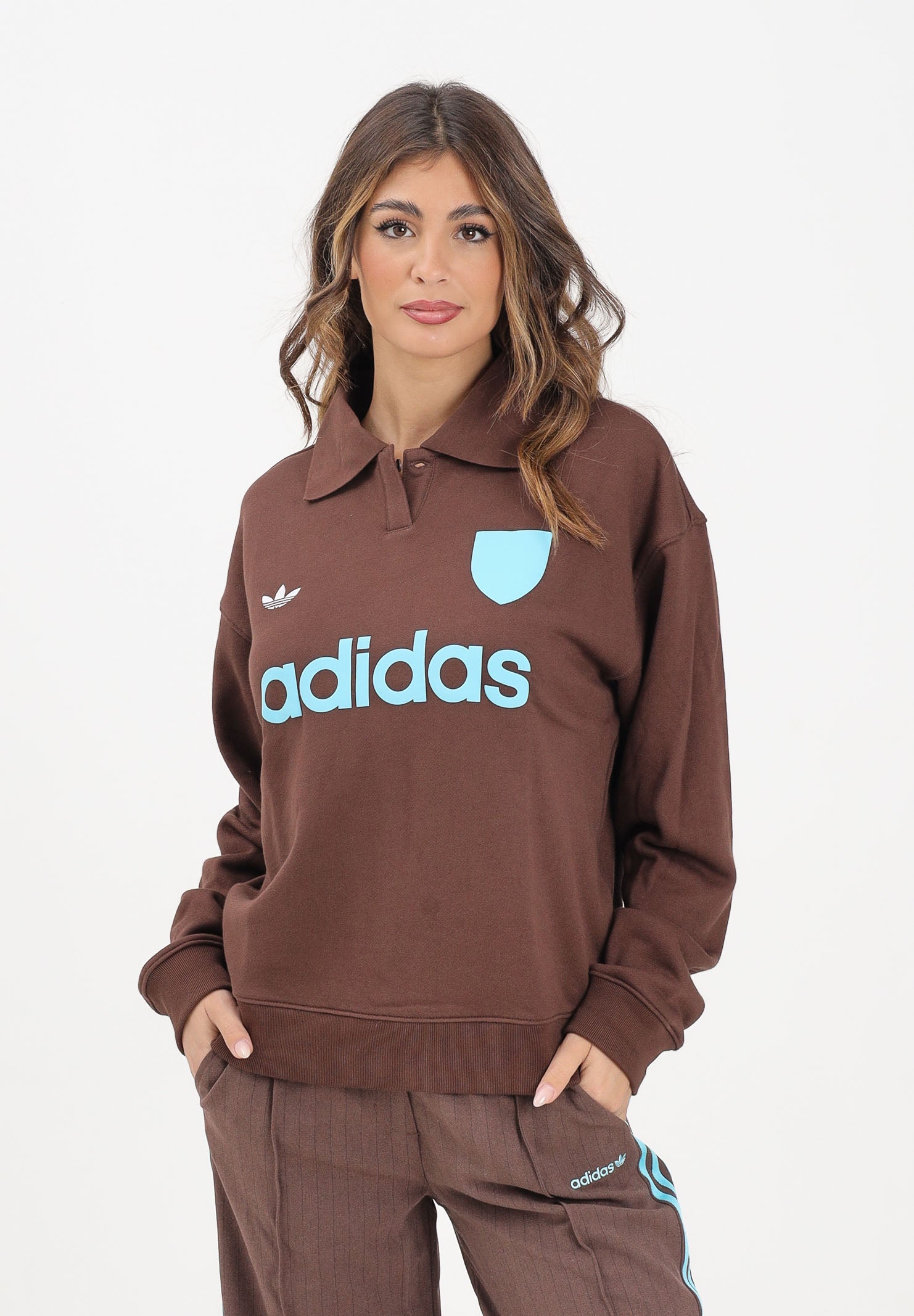 ADIDAS ORIGINALS Felpa stile polo marrone da donna con grafica da calcio JZ0879 . ADIDAS ORIGINALS