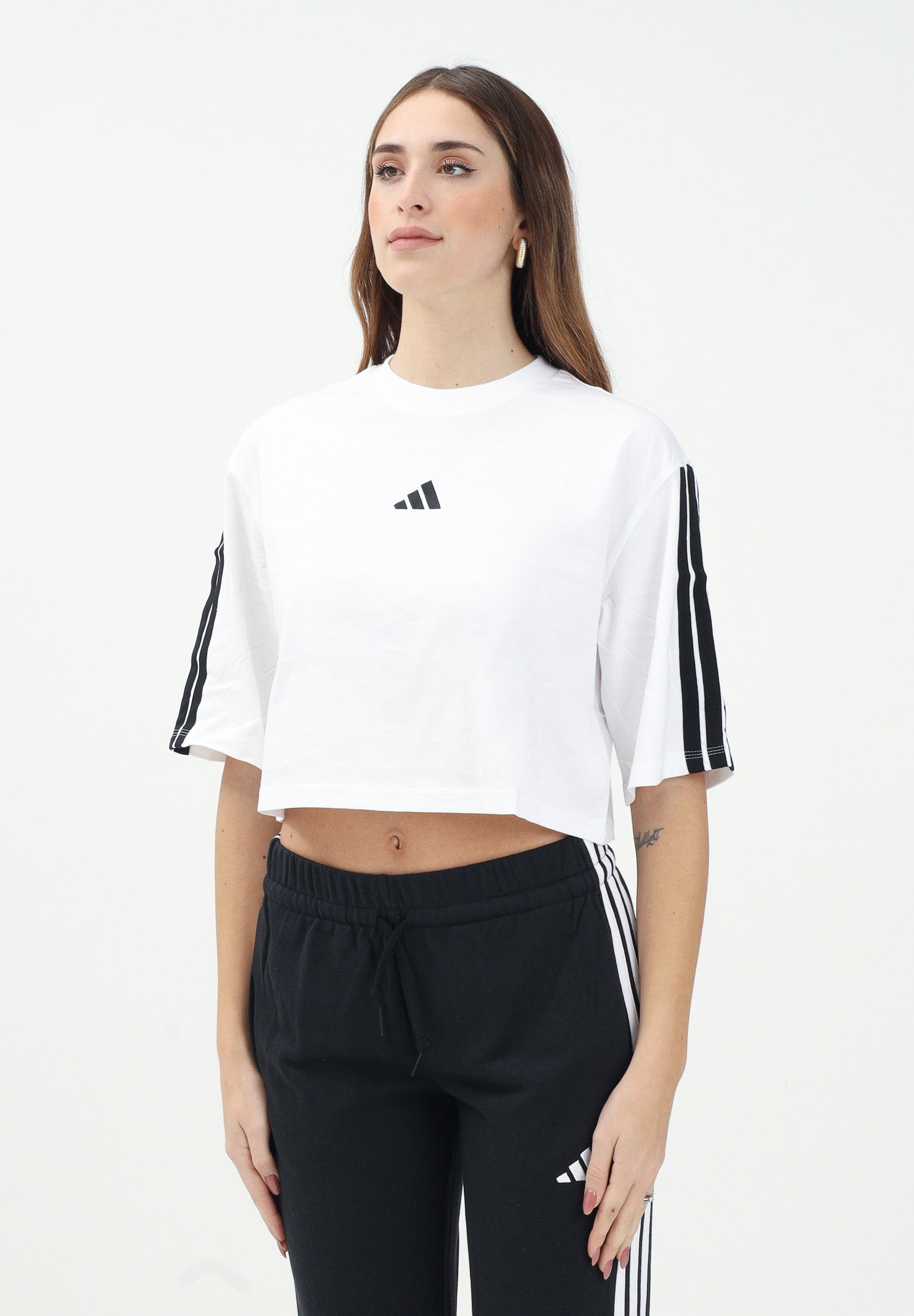ADIDAS PERFORMANCE T-shirt a manica corta Essentials 3-Stripes Cotton Loose bianca da donna JD4999 . ADIDAS PERFORMANCE
