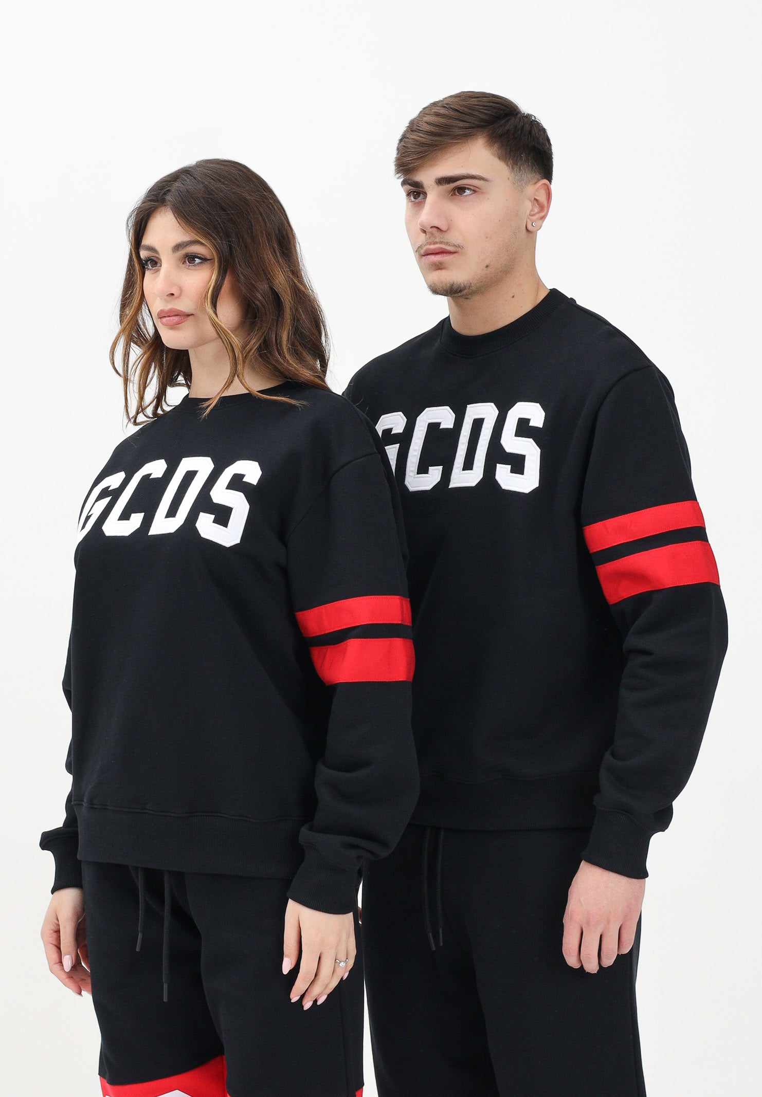 GCDS Felpa girocollo nera per uomo e donna con logo A2OM1510JI0 99 GCDS