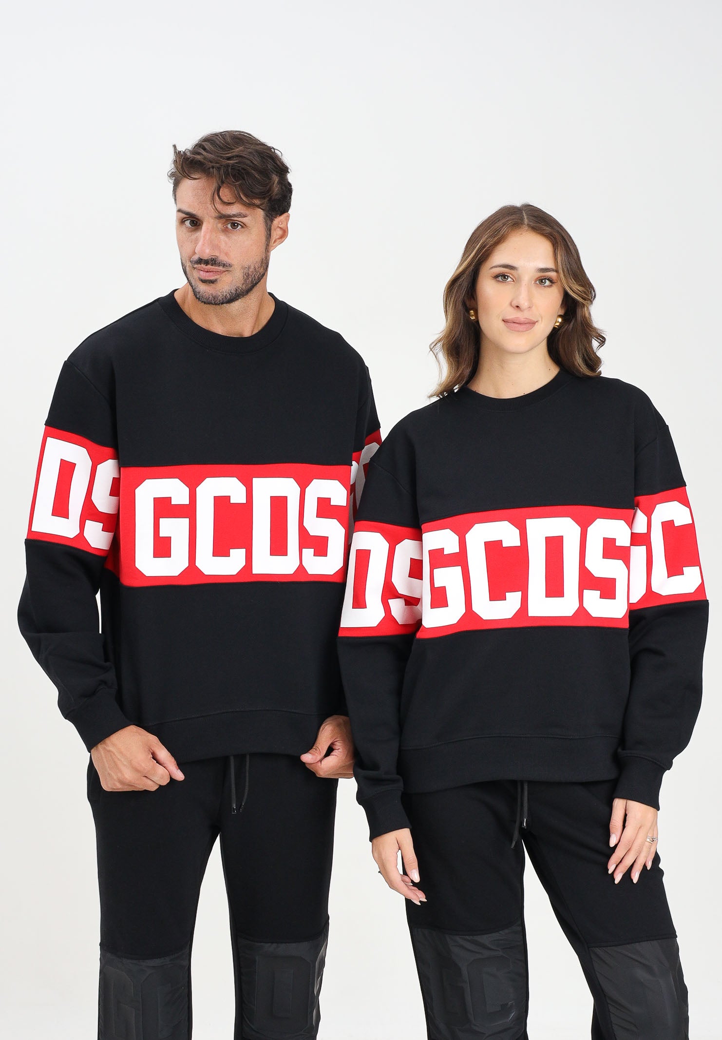 GCDS Felpa girocollo nera per uomo e donna con inserto rosso e logo B1XM1511JD1 99 GCDS