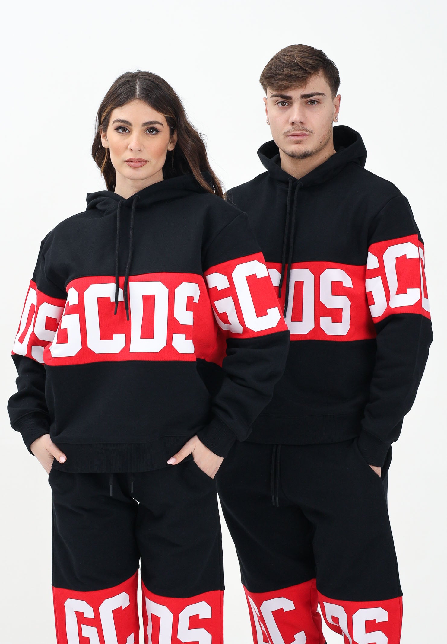 GCDS Felpa con cappuccio nera per uomo e donna rifinita da stampa logo B1XM1900JD1 99 GCDS