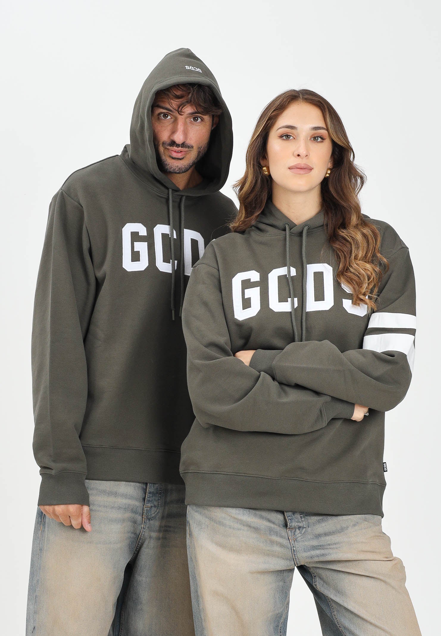 GCDS Felpa con cappuccio verde militare per uomo e donna con logo e bande a contrasto B1XM1901JI0 88 GCDS