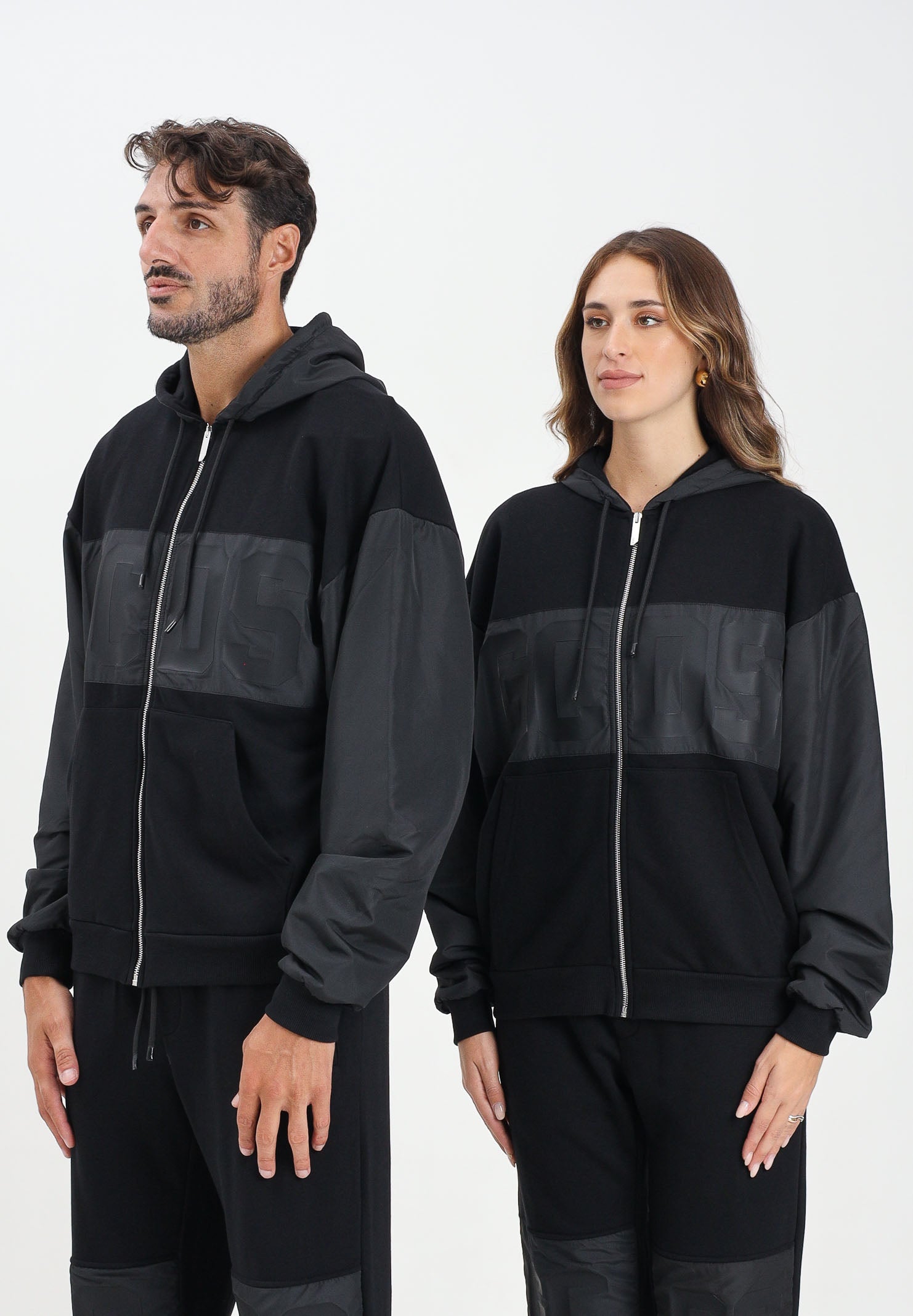 GCDS Felpa con zip nera per uomo e donna caratterizzata da inserti in tessuto tecnico e logo B1XM2001JI1 99 GCDS