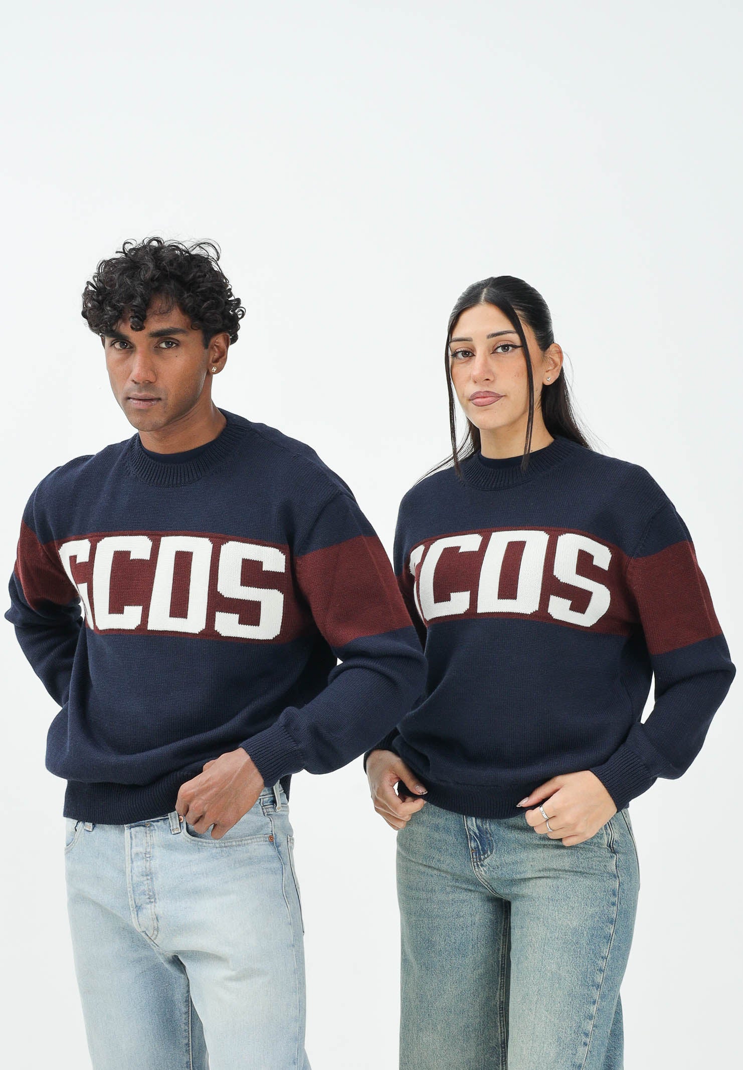 GCDS Maglioncino girocollo blu per uomo e donna impreziosito da banda a contrasto e logo B2CM1505KI4 77 GCDS