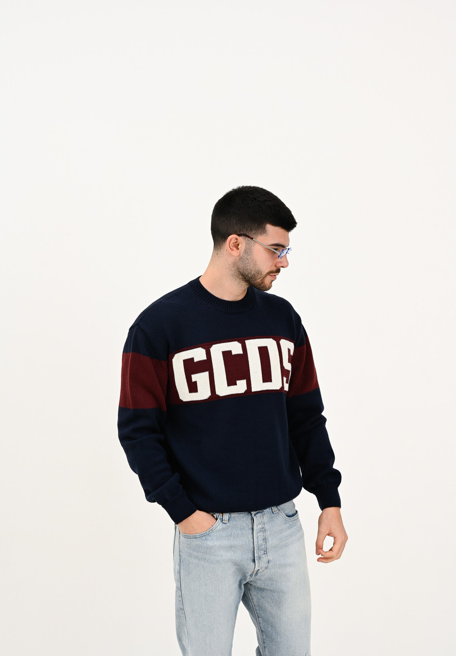GCDS Maglioncino girocollo blu per uomo e donna impreziosito da banda a contrasto e logo B2CM1505KI4 77 GCDS