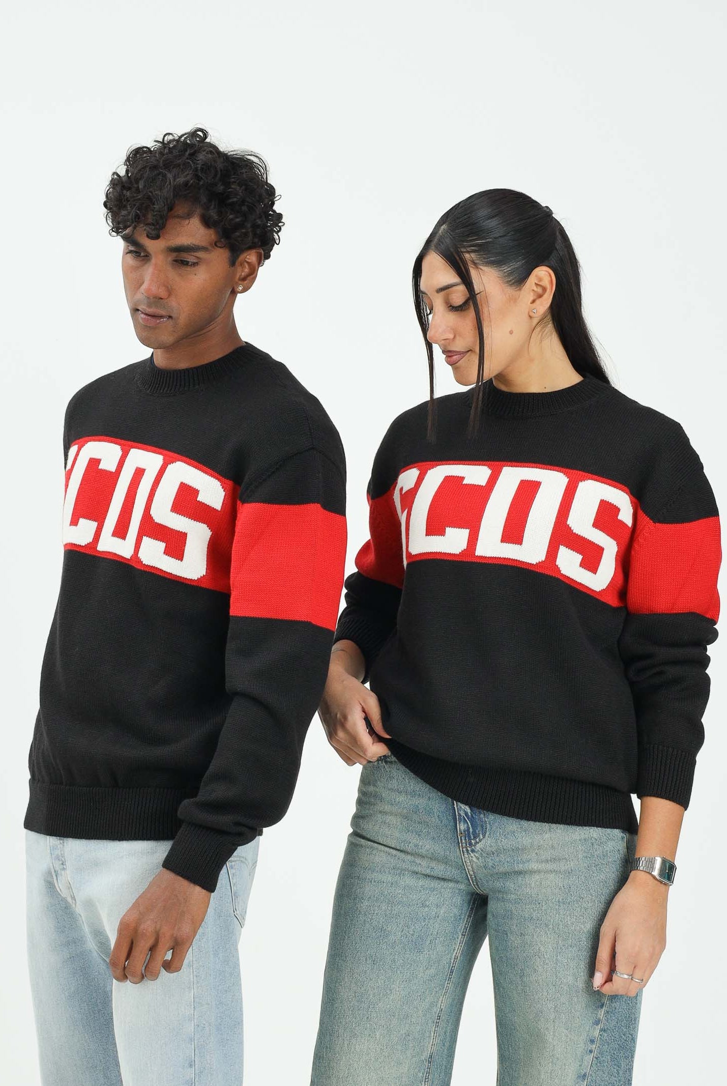 GCDS Maglioncino girocollo nero per uomo e donna impreziosito da banda a contrasto e logo B2CM1505KI4 99 GCDS