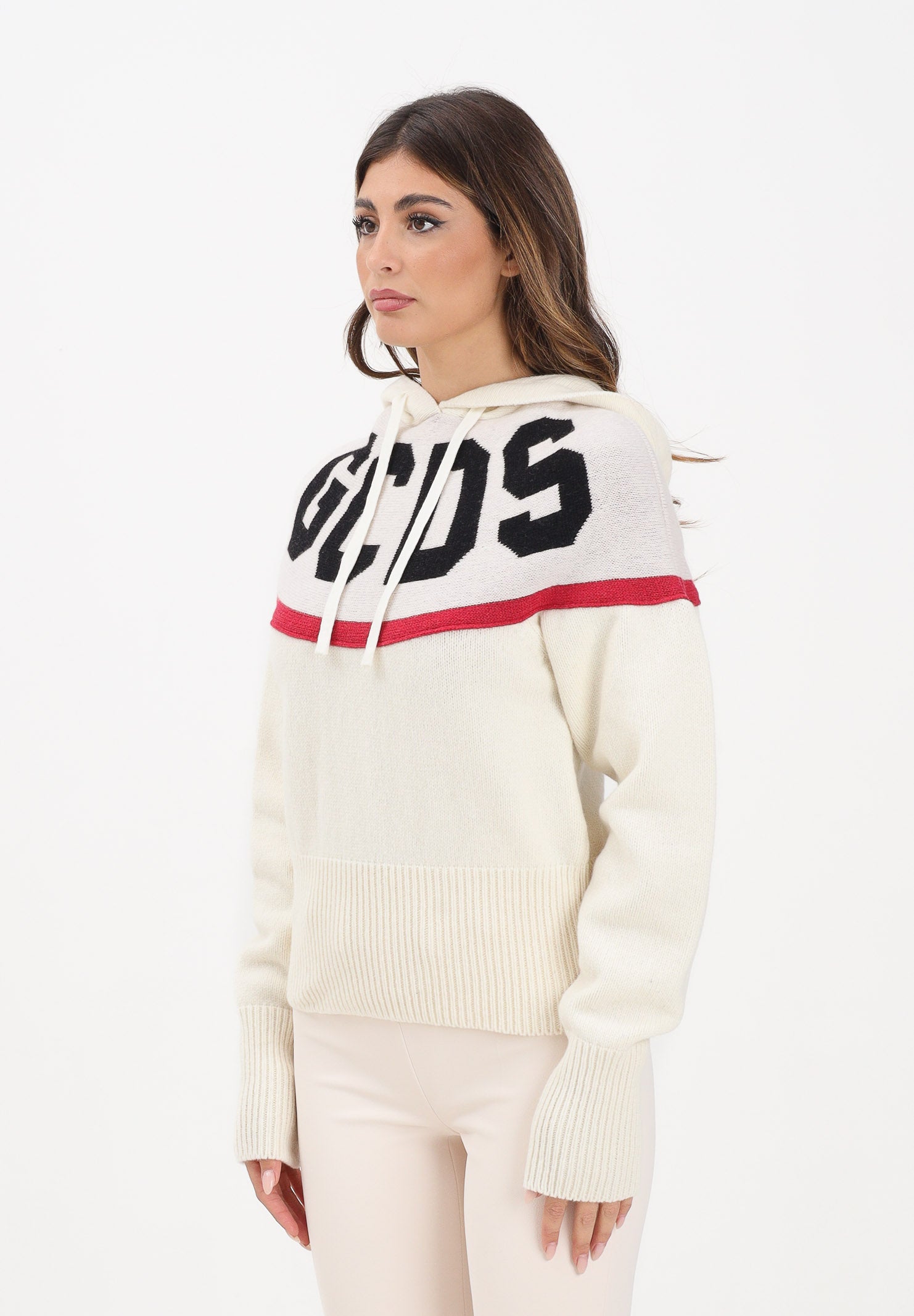 GCDS Maglia con cappuccio panna da donna caratterizzata da maxi logo GCDS B2CW1918KI9 15 GCDS