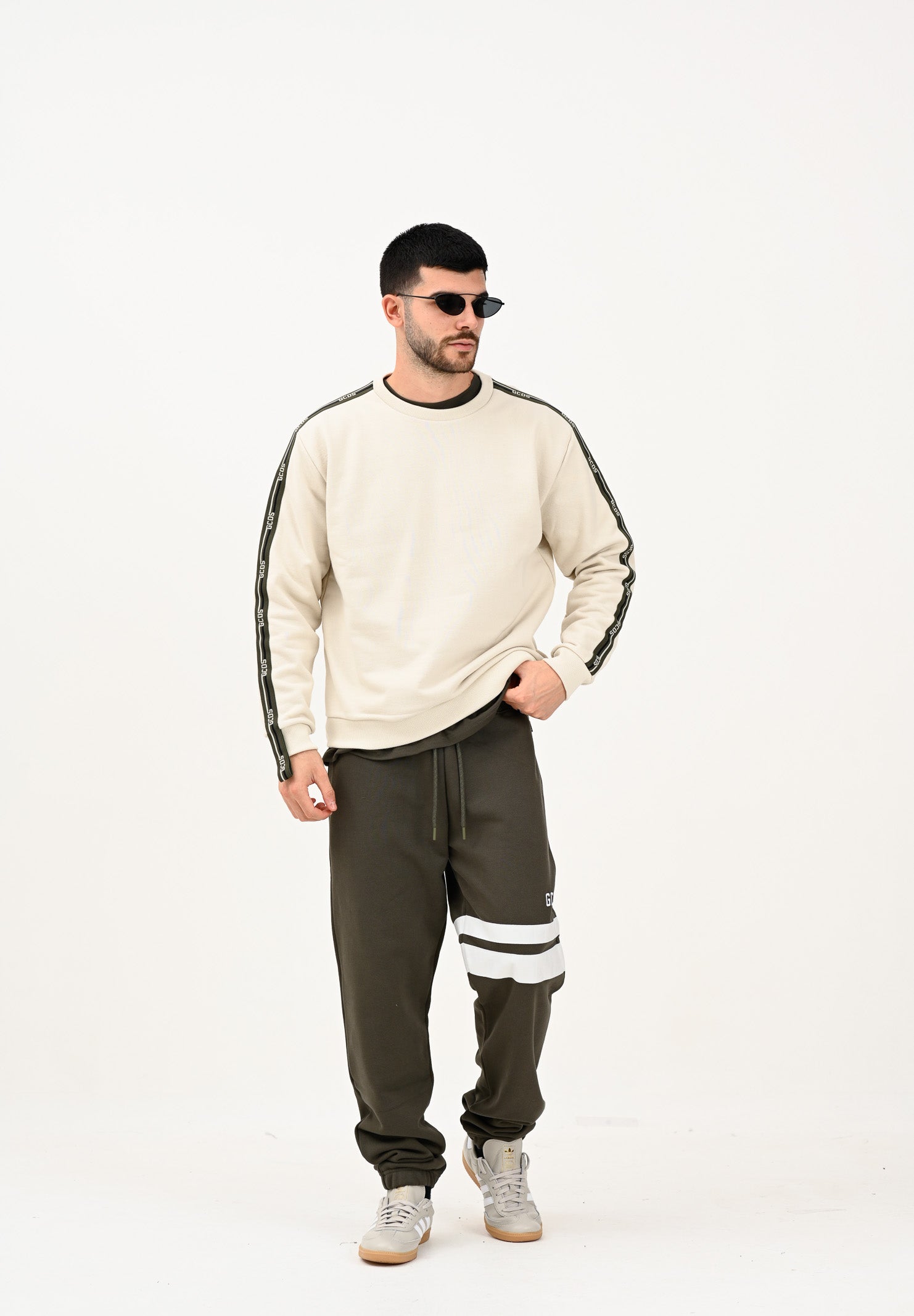 GCDS Felpa girocollo panna per uomo e donna con bande logate B2EM1501JD1 15 GCDS