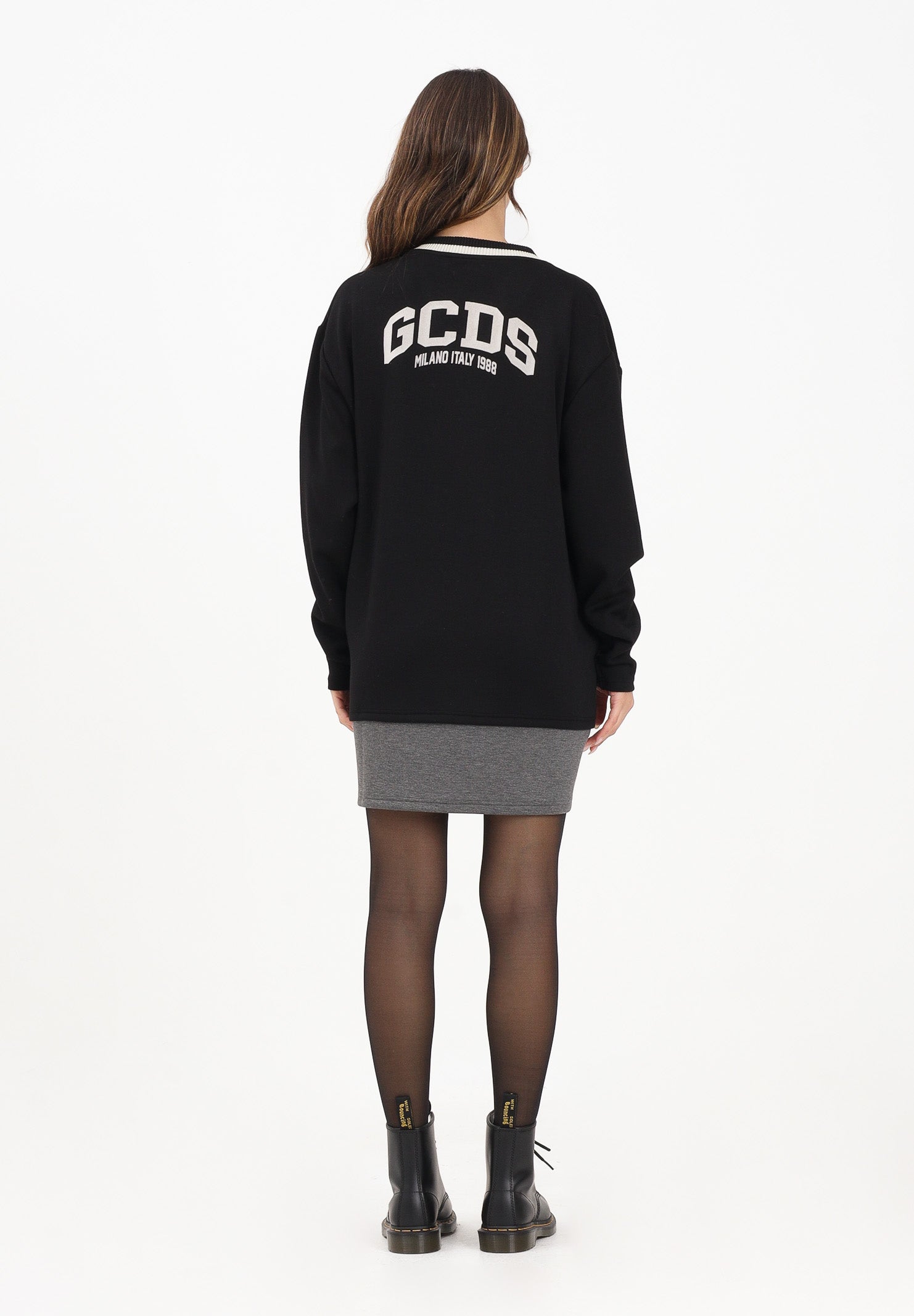 GCDS Abito corto nero da donna con ricamo logo sul retro B2EW1001JJ3 99 GCDS