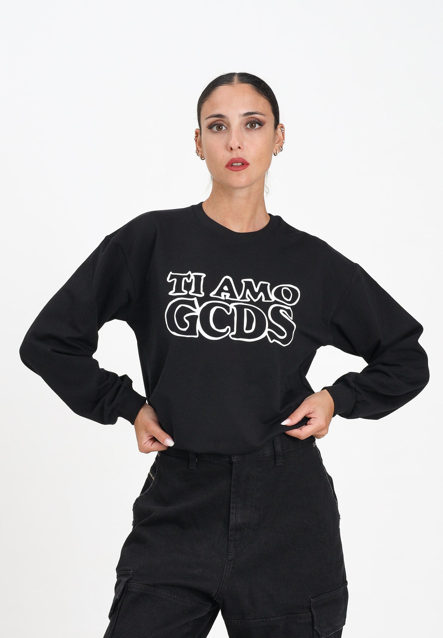 GCDS Felpa girocollo nera per donna e ragazze con stampa in strass B2JW1532BA5 99 GCDS