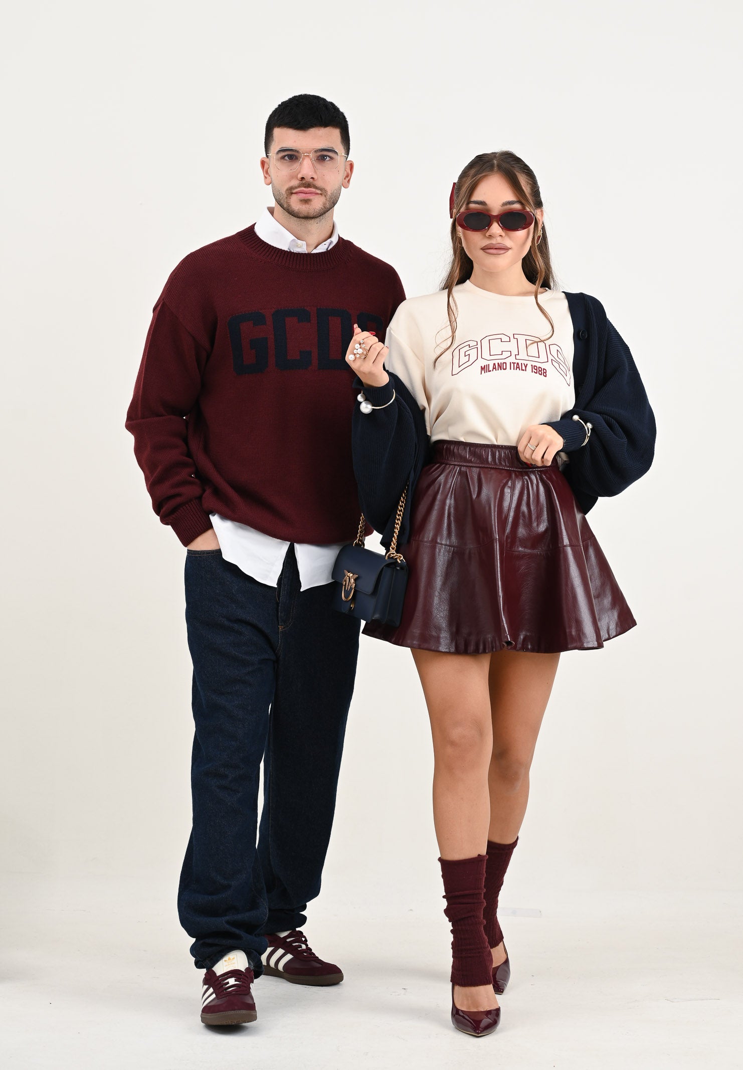 GCDS Maglione girocollo bordeaux per uomo e donna con logo e bande a contrasto B2XM1506I5 49 GCDS