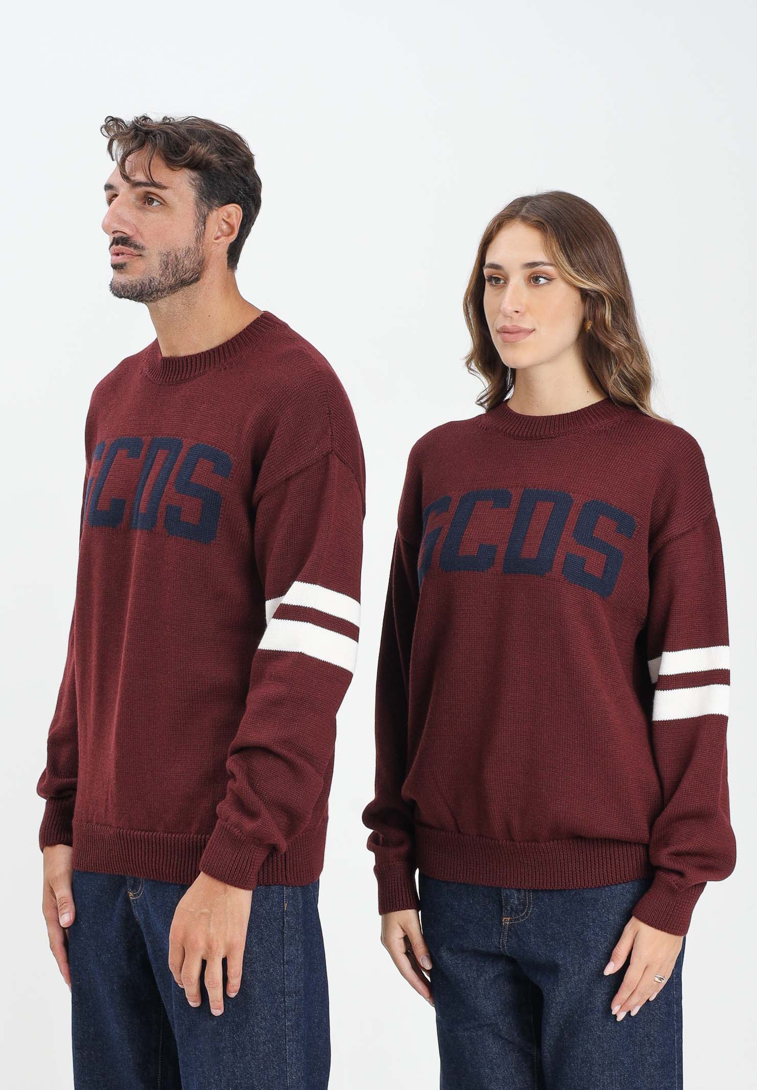 GCDS Maglione girocollo bordeaux per uomo e donna con logo e bande a contrasto B2XM1506I5 49 GCDS