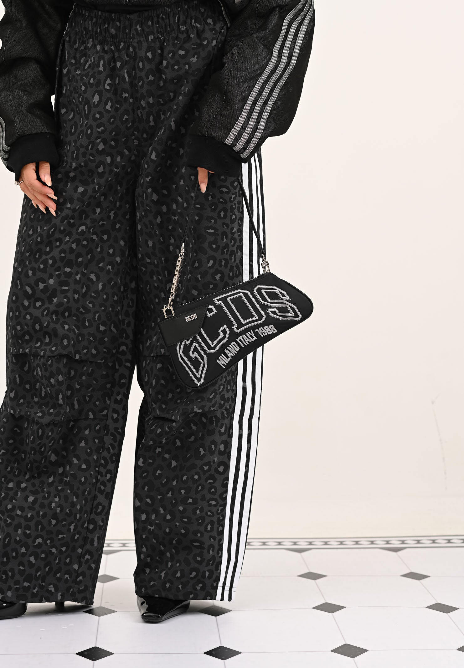 GCDS Borsa a spalla nera da donna con logo GCDSMCN001 99 GCDS