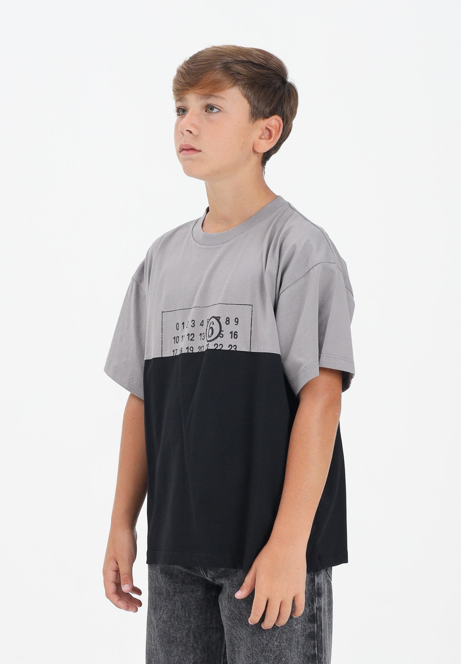 MAISON MARGIELA T-shirt a manica corta nera e grigia per donna, ragazzi e bambini caratterizzata da una costruzione re-cut M60876MM04I M6C37 MAISON MARGIELA