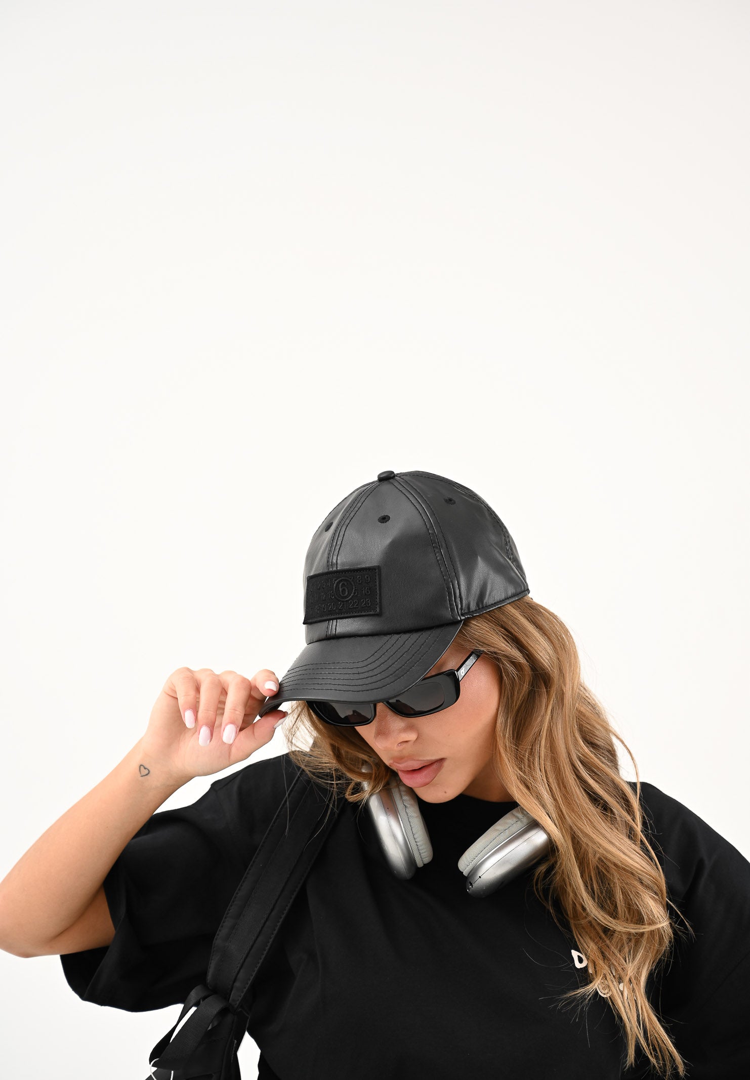 MAISON MARGIELA Cappello con visiera nero per uomo e donna realizzato in eco-pelle con patch logo M60919MM05T M6900 MAISON MARGIELA