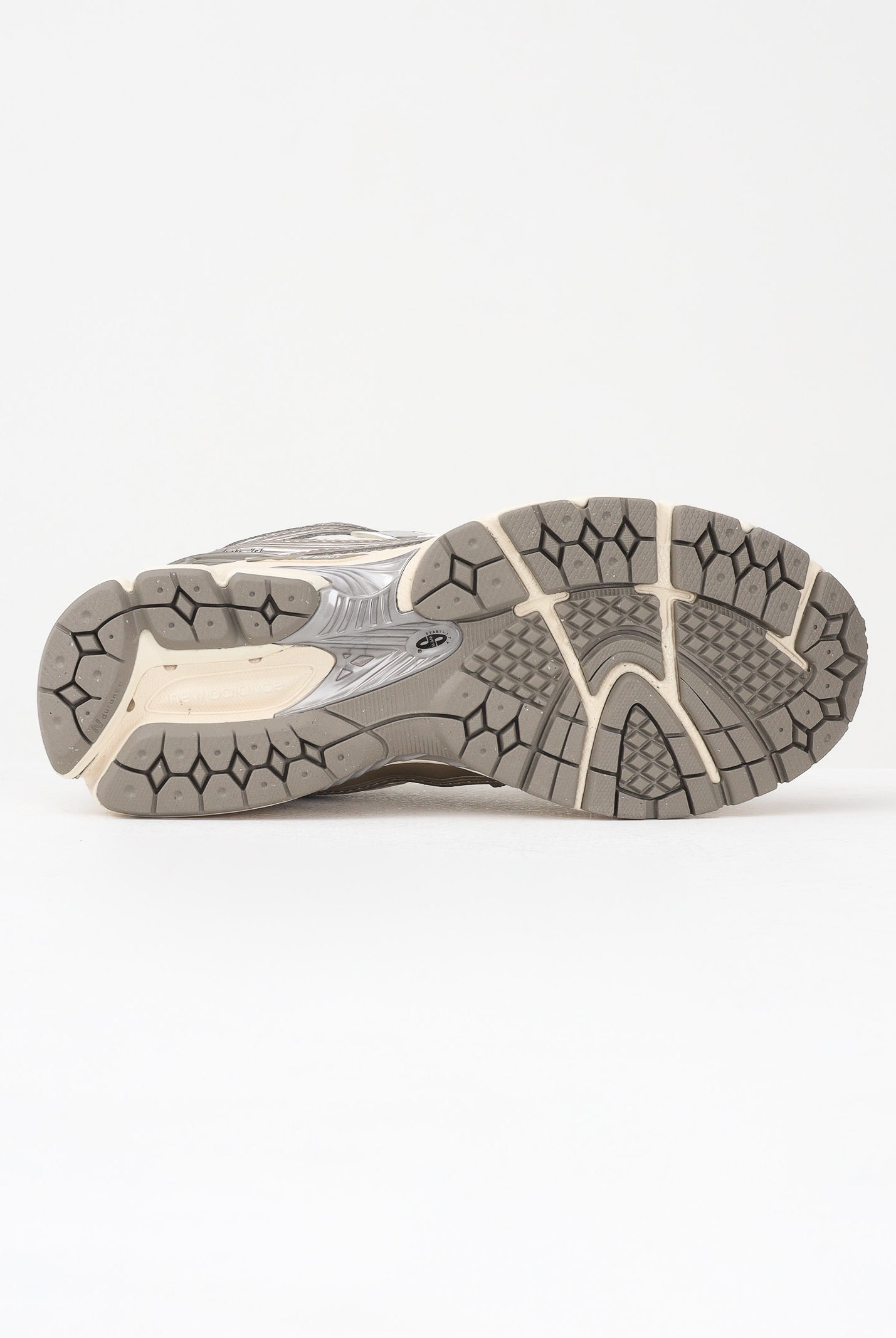 NEW BALANCE Sneakers 1906R panna e argento per uomo e donna U1906RCN . NEW BALANCE