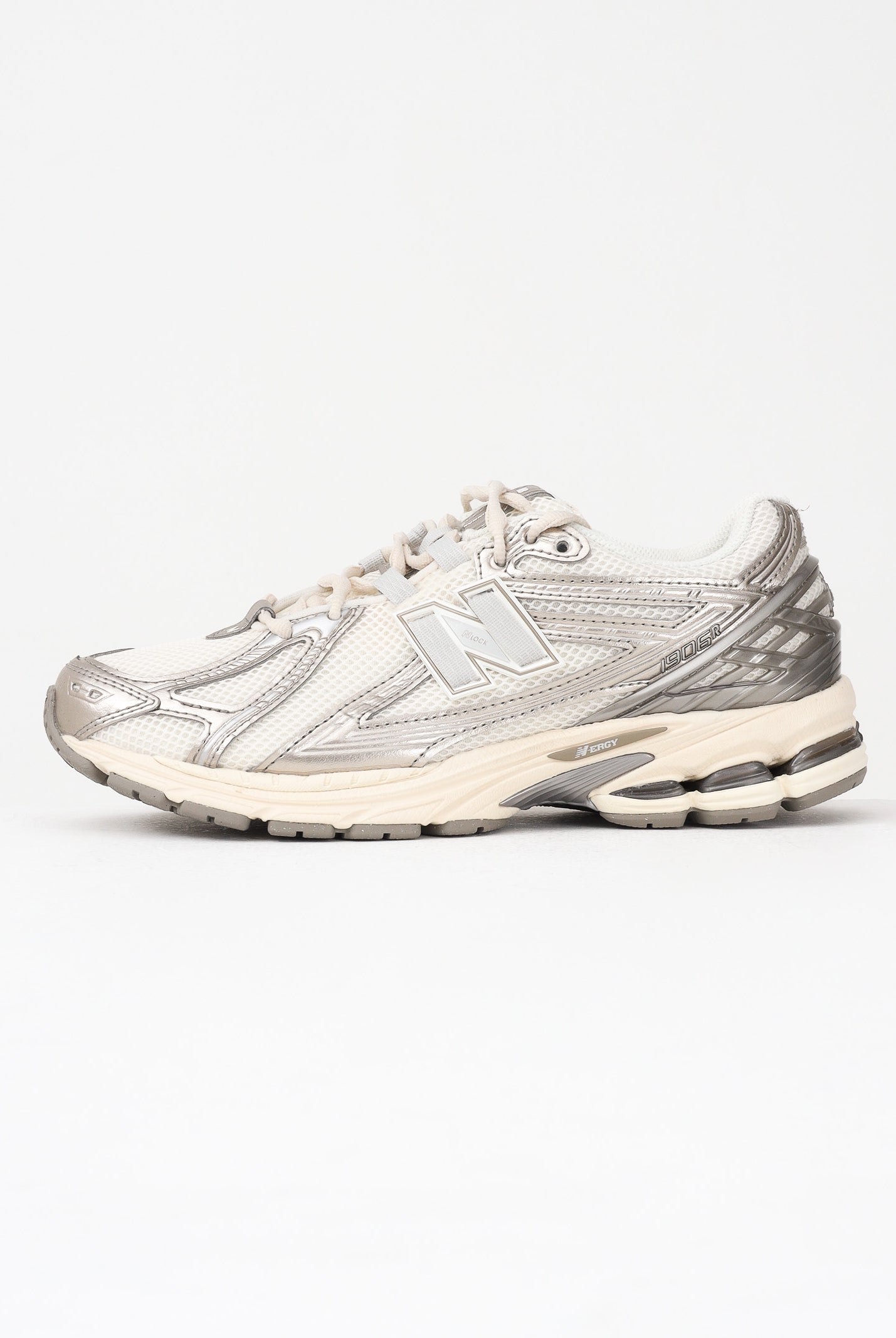 NEW BALANCE Sneakers 1906R panna e argento per uomo e donna U1906RCN . NEW BALANCE