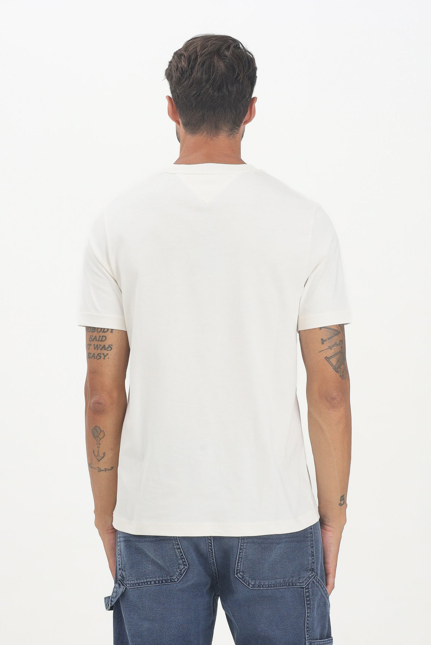 TOMMY HILFIGER T-shirt a manica corta panna da uomo con applicazione di lettere Athleisure MW0MW39364Z00 . TOMMY HILFIGER