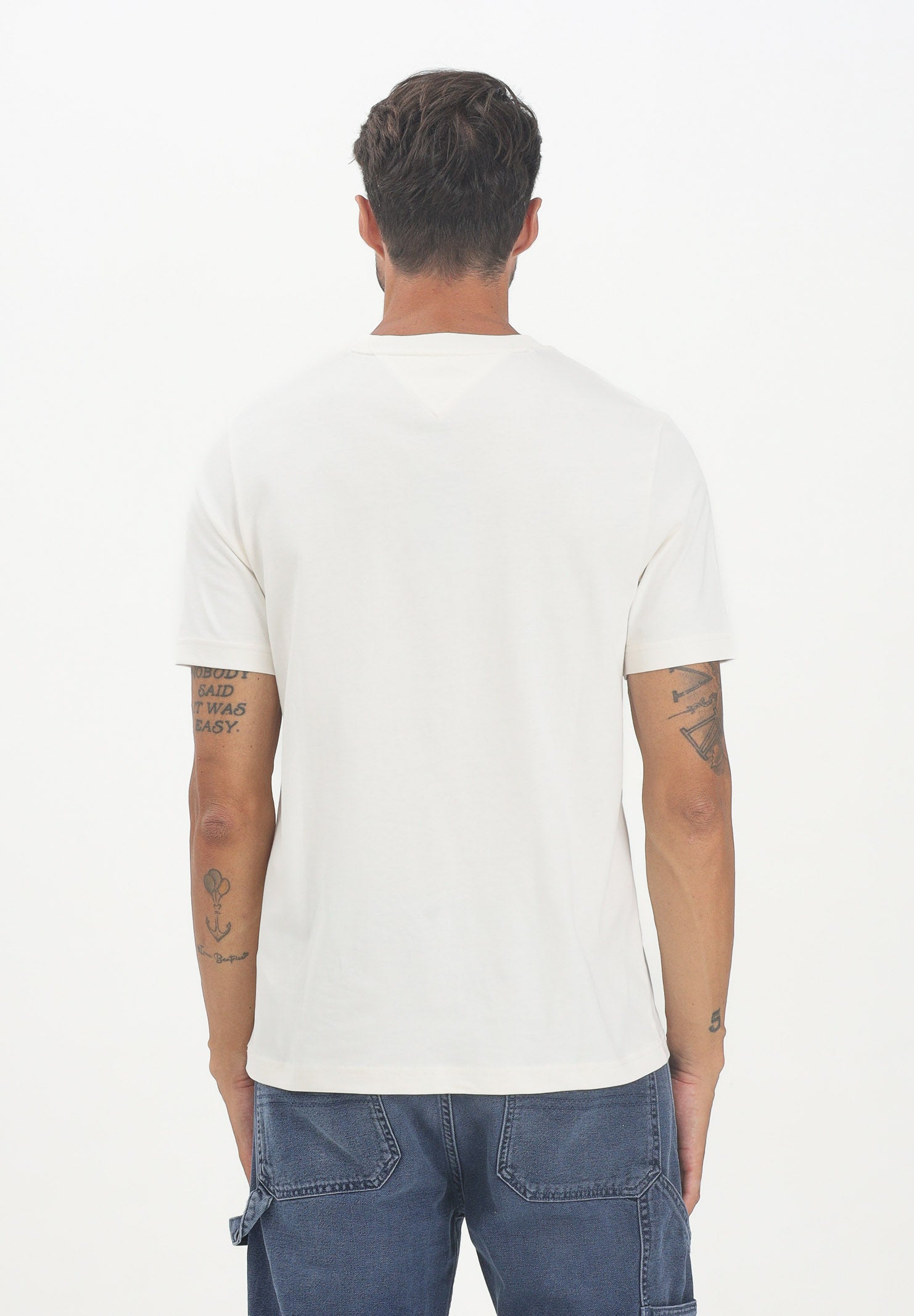 TOMMY HILFIGER T-shirt a manica corta panna da uomo con applicazione di lettere Athleisure MW0MW39364Z00 . TOMMY HILFIGER