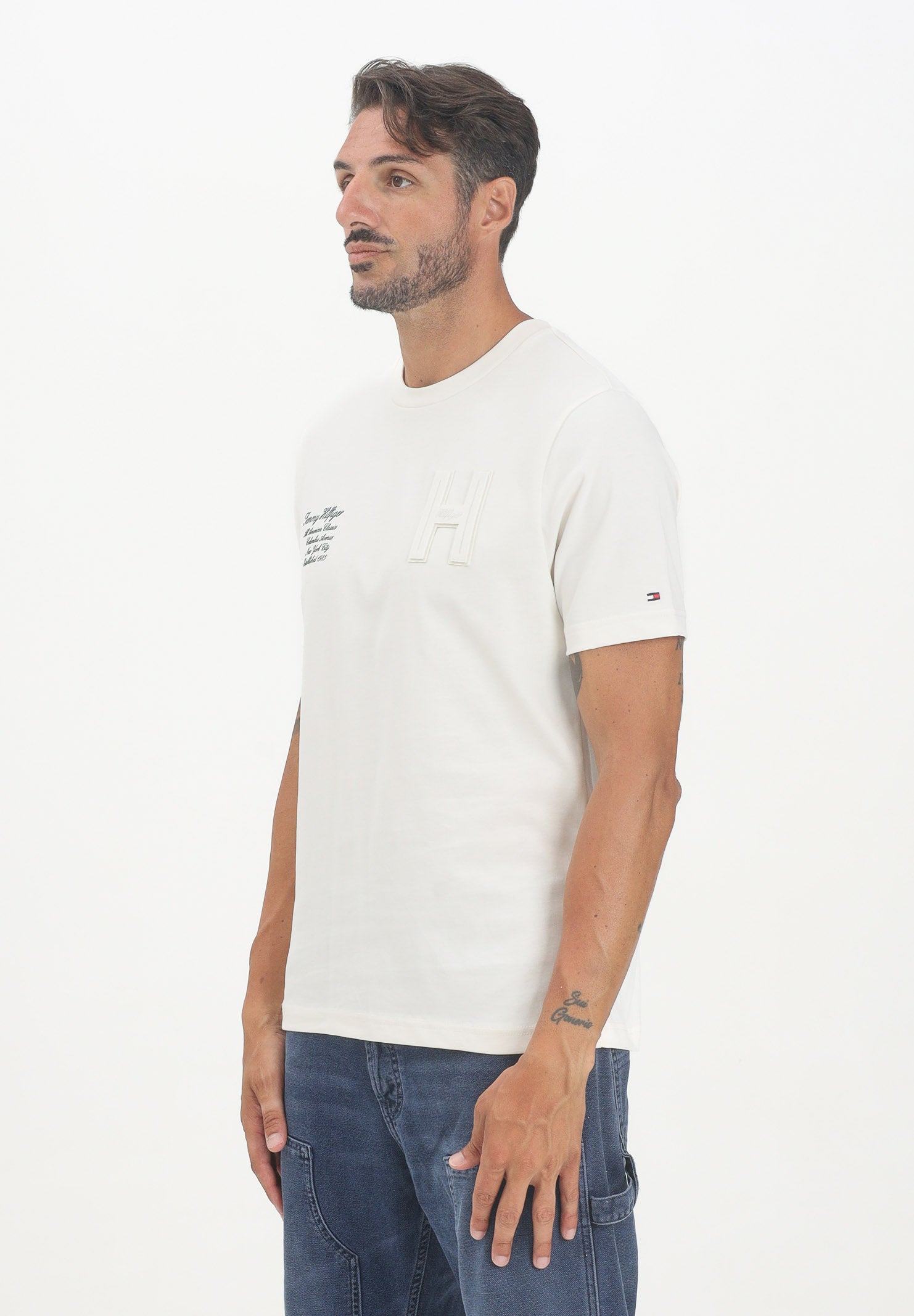TOMMY HILFIGER T-shirt a manica corta panna da uomo con applicazione di lettere Athleisure MW0MW39364Z00 . TOMMY HILFIGER