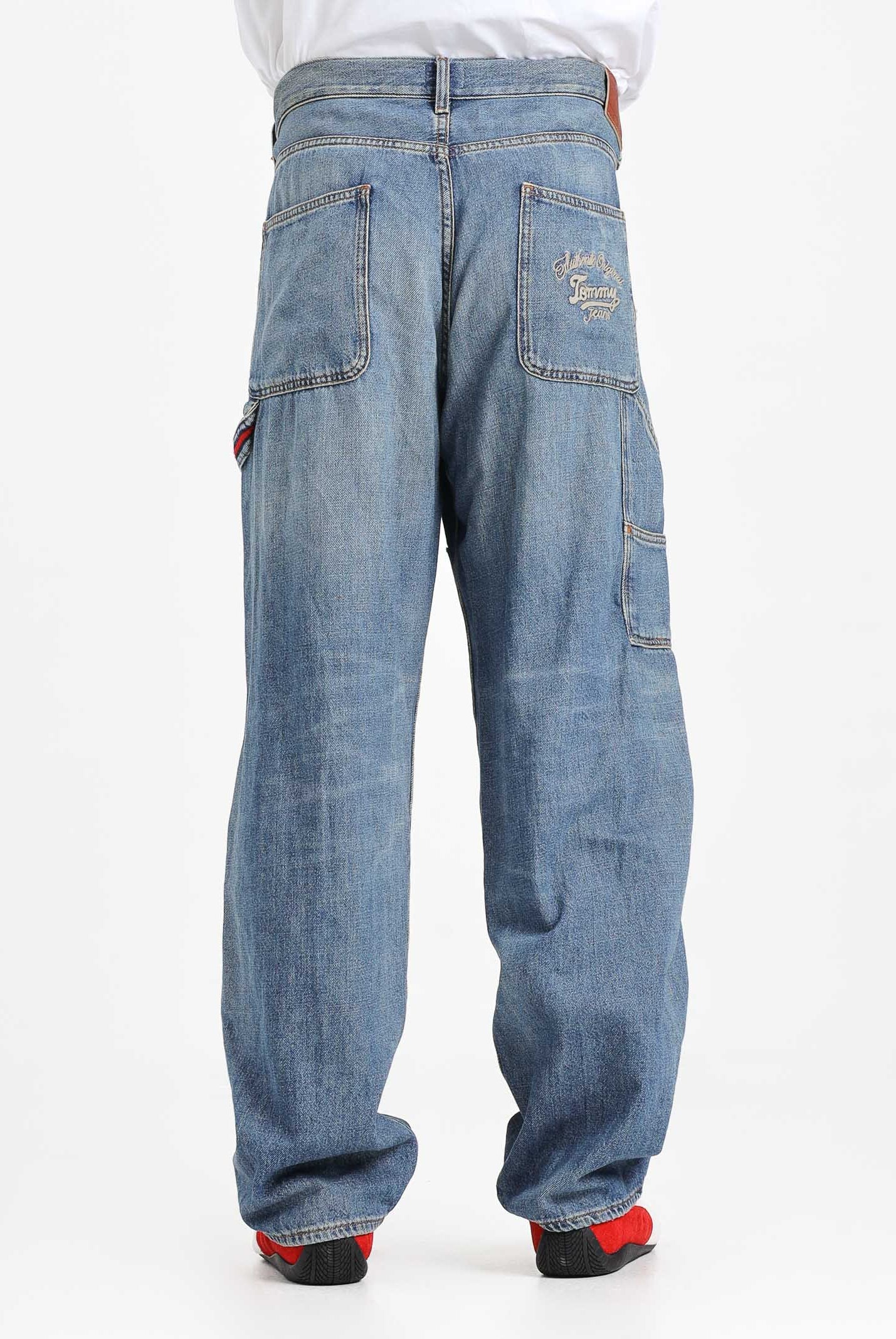 TOMMY JEANS Jeans in denim blu da uomo con ricamo sul retro DM0DM212031A5 . TOMMY JEANS