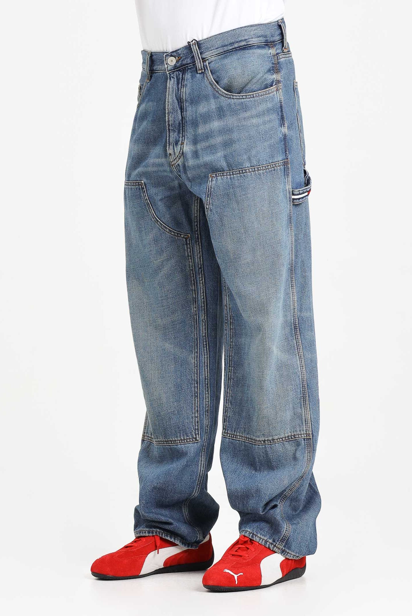 TOMMY JEANS Jeans in denim blu da uomo con ricamo sul retro DM0DM212031A5 . TOMMY JEANS