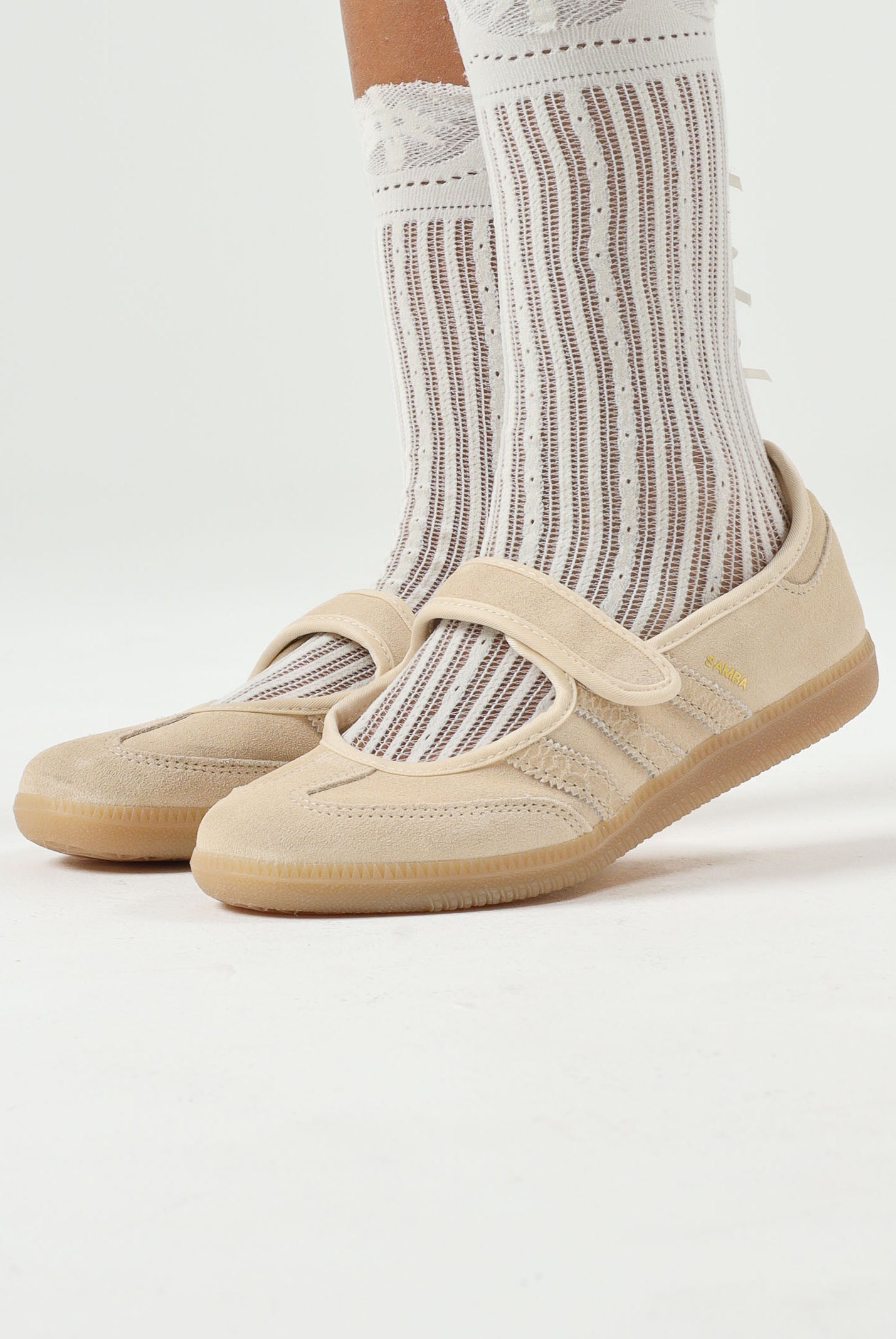 ADIDAS ORIGINALS Sneakers SAMBA JANE gold metallic, beige- oro, da donna con cinturino in stile Mary Jane. HQ9496 . ADIDAS ORIGINALS