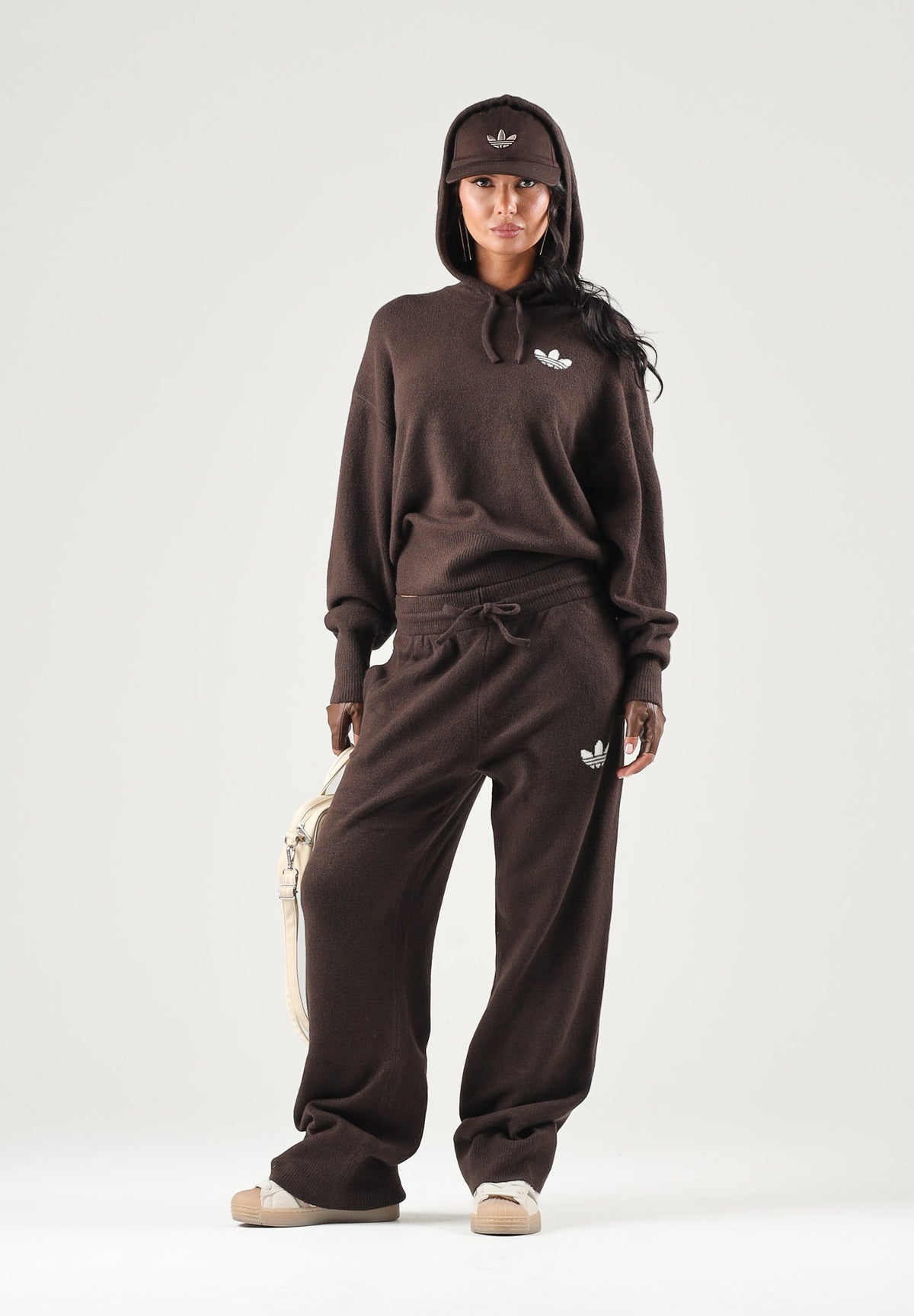 ADIDAS ORIGINALS Pantaloni auco-marroni da donna con vita regolabile e gamba dritta. IA4437 . ADIDAS ORIGINALS