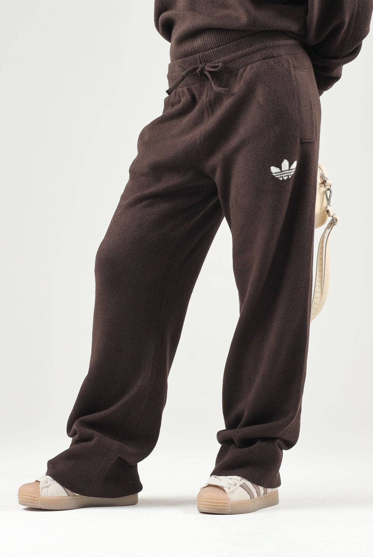 ADIDAS ORIGINALS Pantaloni auco-marroni da donna con vita regolabile e gamba dritta. IA4437 . ADIDAS ORIGINALS