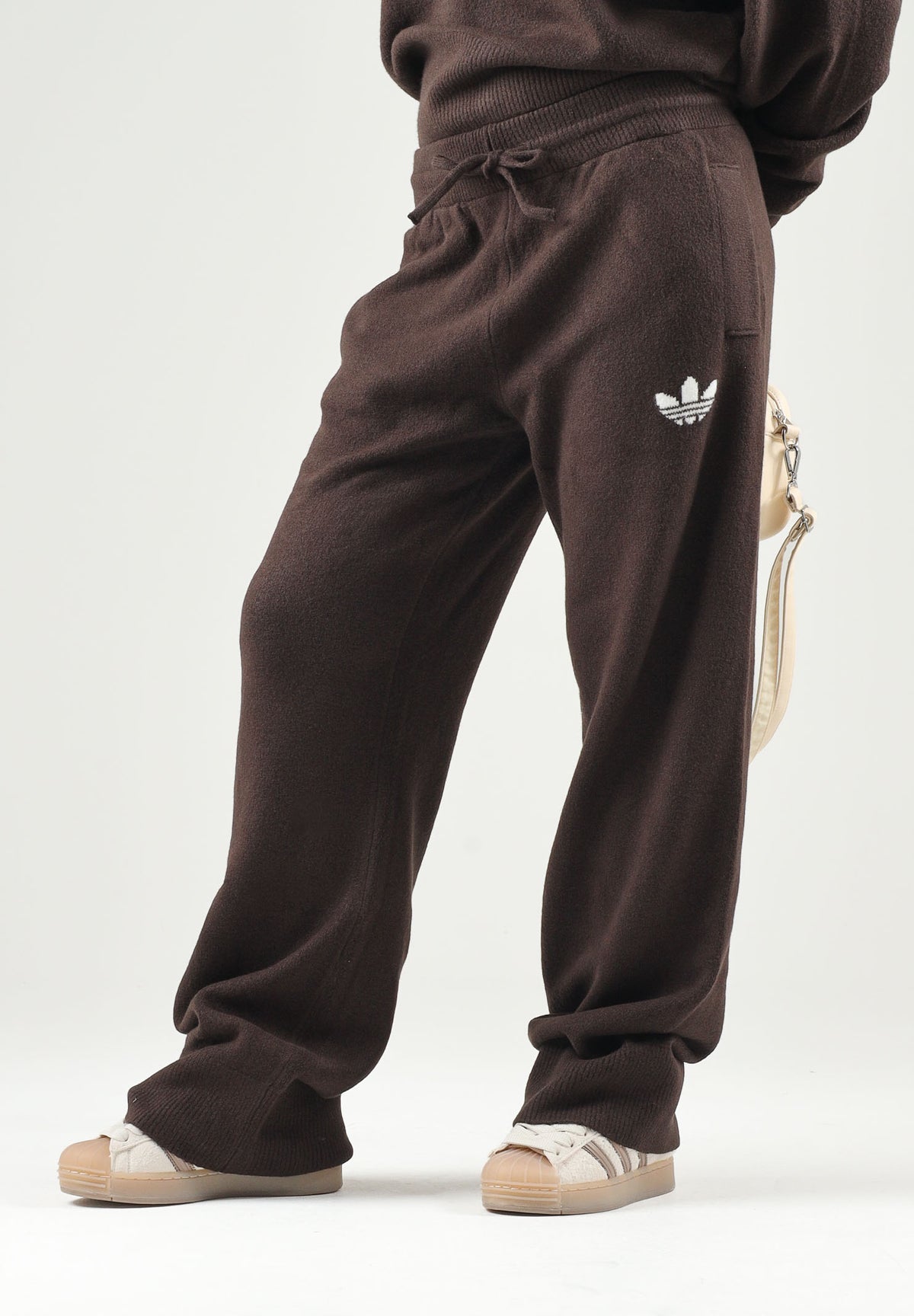 ADIDAS ORIGINALS Pantaloni auco-marroni da donna con vita regolabile e gamba dritta. IA4437 . ADIDAS ORIGINALS
