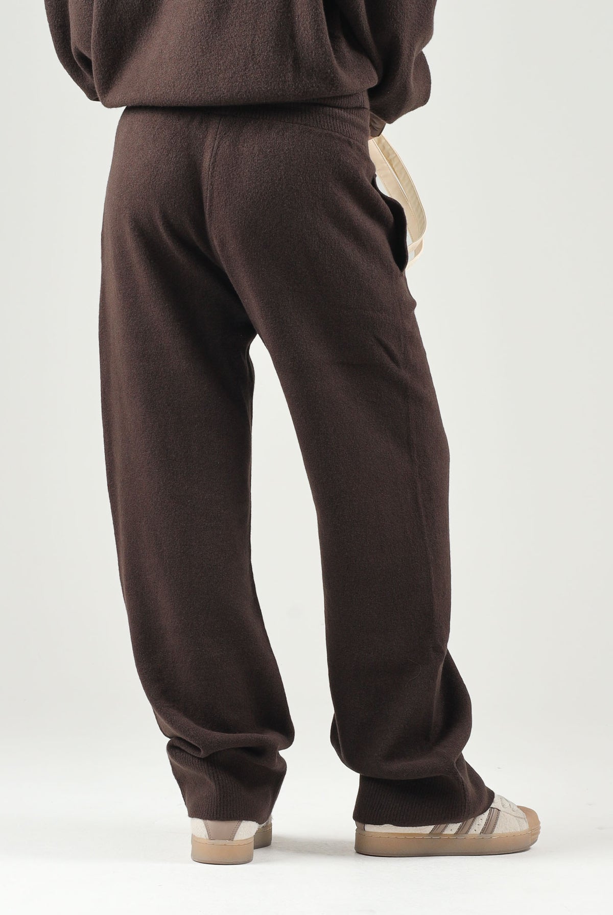 ADIDAS ORIGINALS Pantaloni auco-marroni da donna con vita regolabile e gamba dritta. IA4437 . ADIDAS ORIGINALS