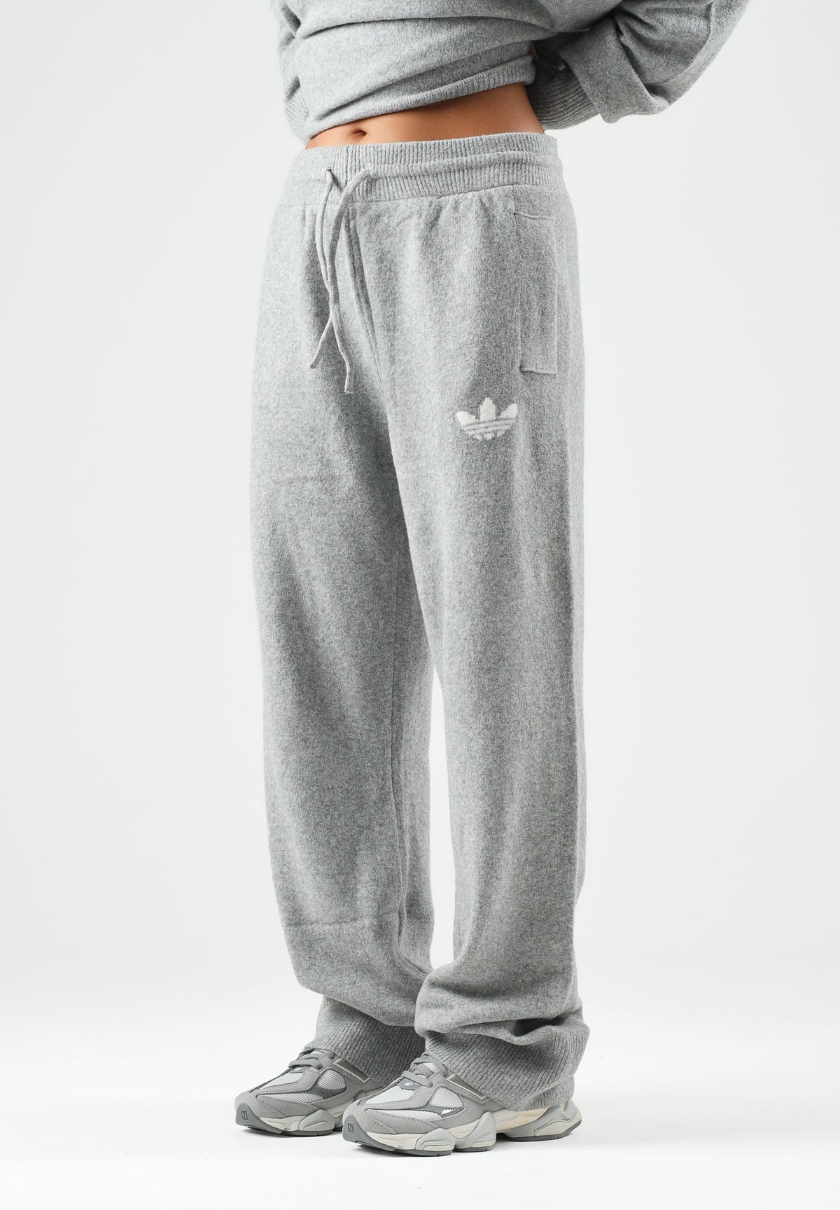 ADIDAS ORIGINALS Pantaloni ESSENTIALS KNIT grigio chiaro da donna con coulisse in vita e logo Trefoil ricamato. IA4439 . ADIDAS ORIGINALS