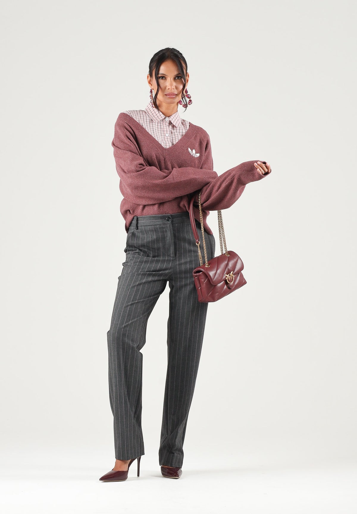 ADIDAS ORIGINALS Maglione scollo a V TREFOIL ESSENTIALS Quicri, bordeaux, donna. IA4443 . ADIDAS ORIGINALS
