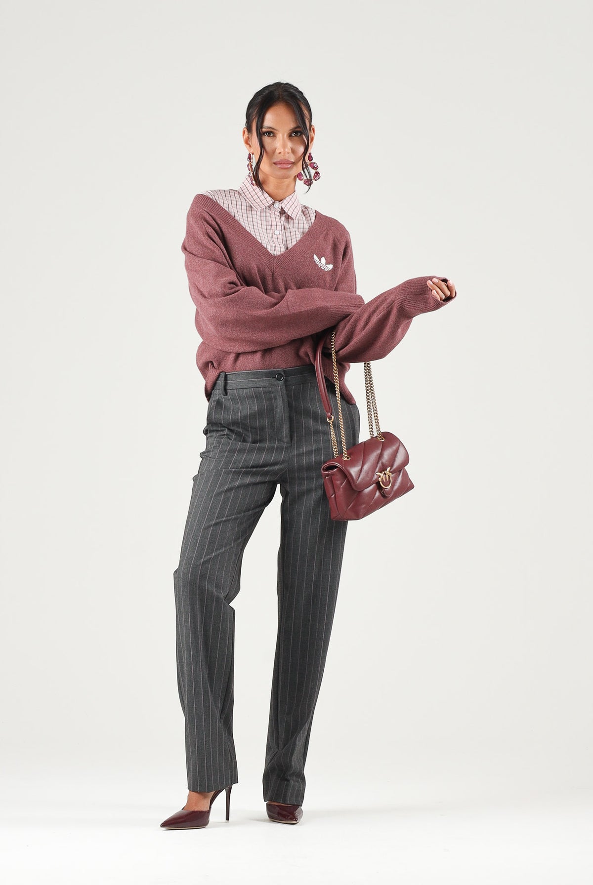 ADIDAS ORIGINALS Maglione scollo a V TREFOIL ESSENTIALS Quicri, bordeaux, donna. IA4443 . ADIDAS ORIGINALS