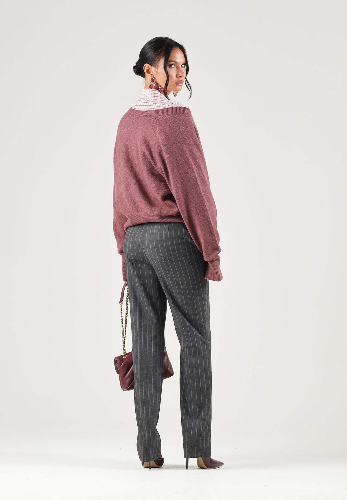 ADIDAS ORIGINALS Maglione scollo a V TREFOIL ESSENTIALS Quicri, bordeaux, donna. IA4443 . ADIDAS ORIGINALS