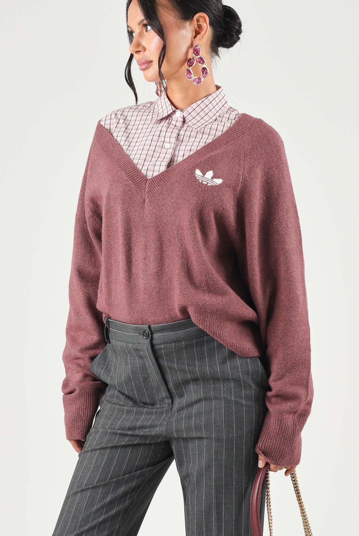 ADIDAS ORIGINALS Maglione scollo a V TREFOIL ESSENTIALS Quicri, bordeaux, donna. IA4443 . ADIDAS ORIGINALS