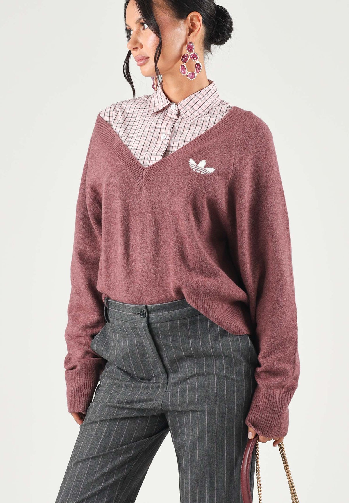 ADIDAS ORIGINALS Maglione scollo a V TREFOIL ESSENTIALS Quicri, bordeaux, donna. IA4443 . ADIDAS ORIGINALS