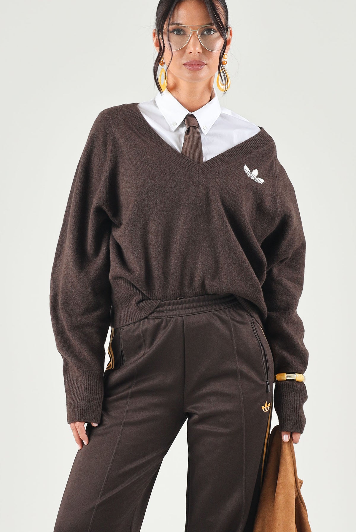 ADIDAS ORIGINALS Maglione scollo a V TREFOIL ESSENTIALS auco-marrone per donna con logo Trefoil ricamato sul petto. IA4444 . ADIDAS ORIGINALS