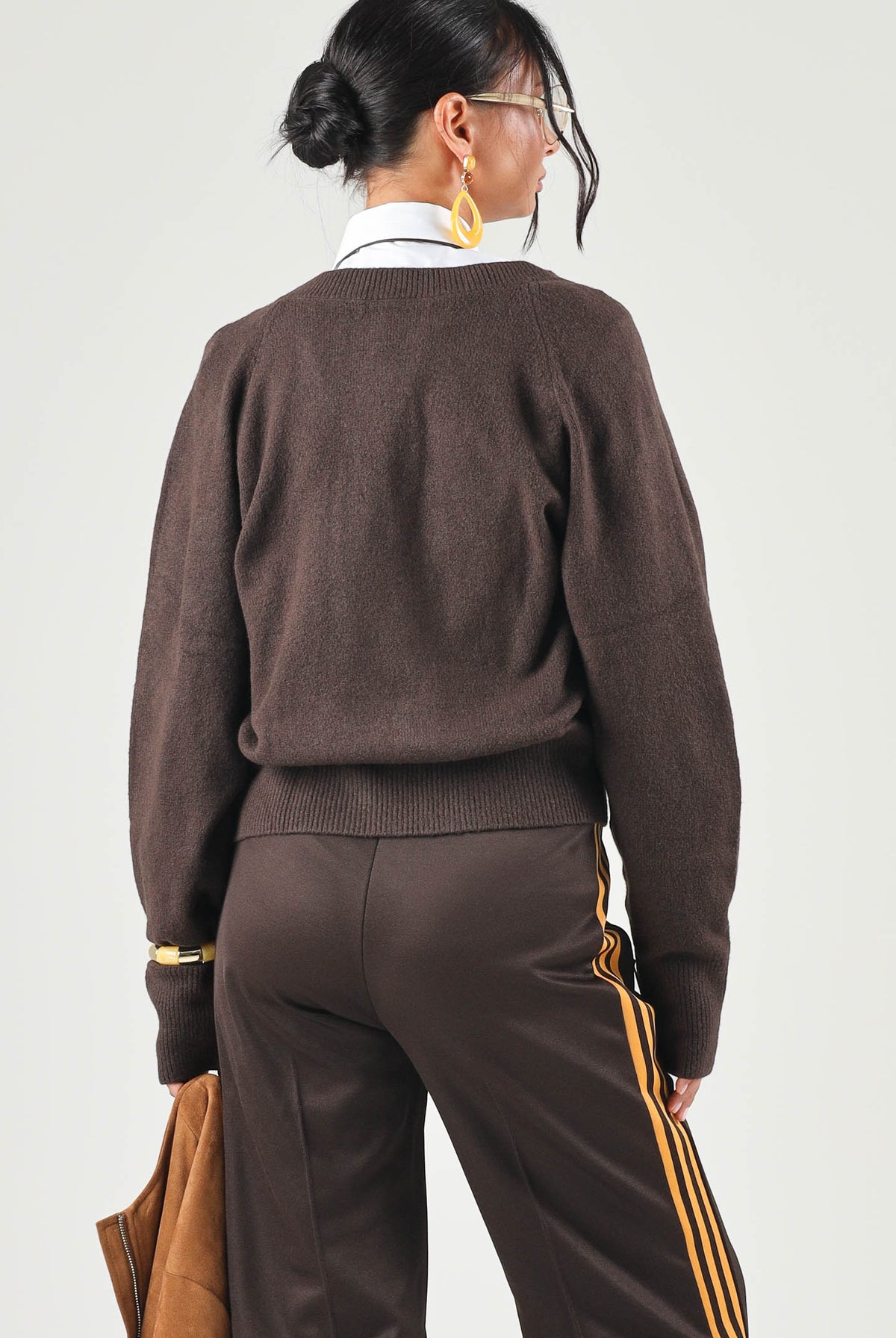 ADIDAS ORIGINALS Maglione scollo a V TREFOIL ESSENTIALS auco-marrone per donna con logo Trefoil ricamato sul petto. IA4444 . ADIDAS ORIGINALS