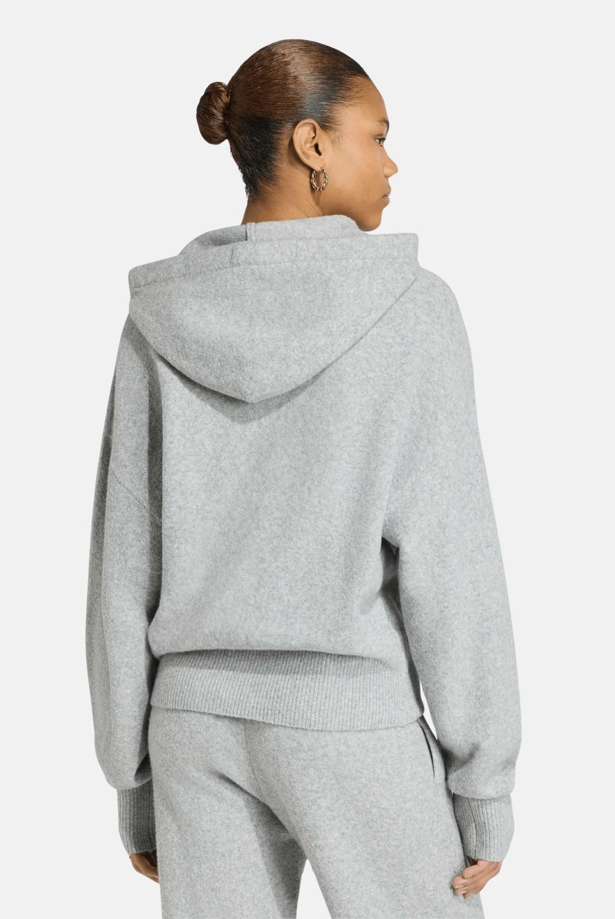 ADIDAS ORIGINALS Maglione con cappuccio KNIT HOODIE grigio per donna con tasca marsupio e mini logo iconico IA4450 . ADIDAS ORIGINALS