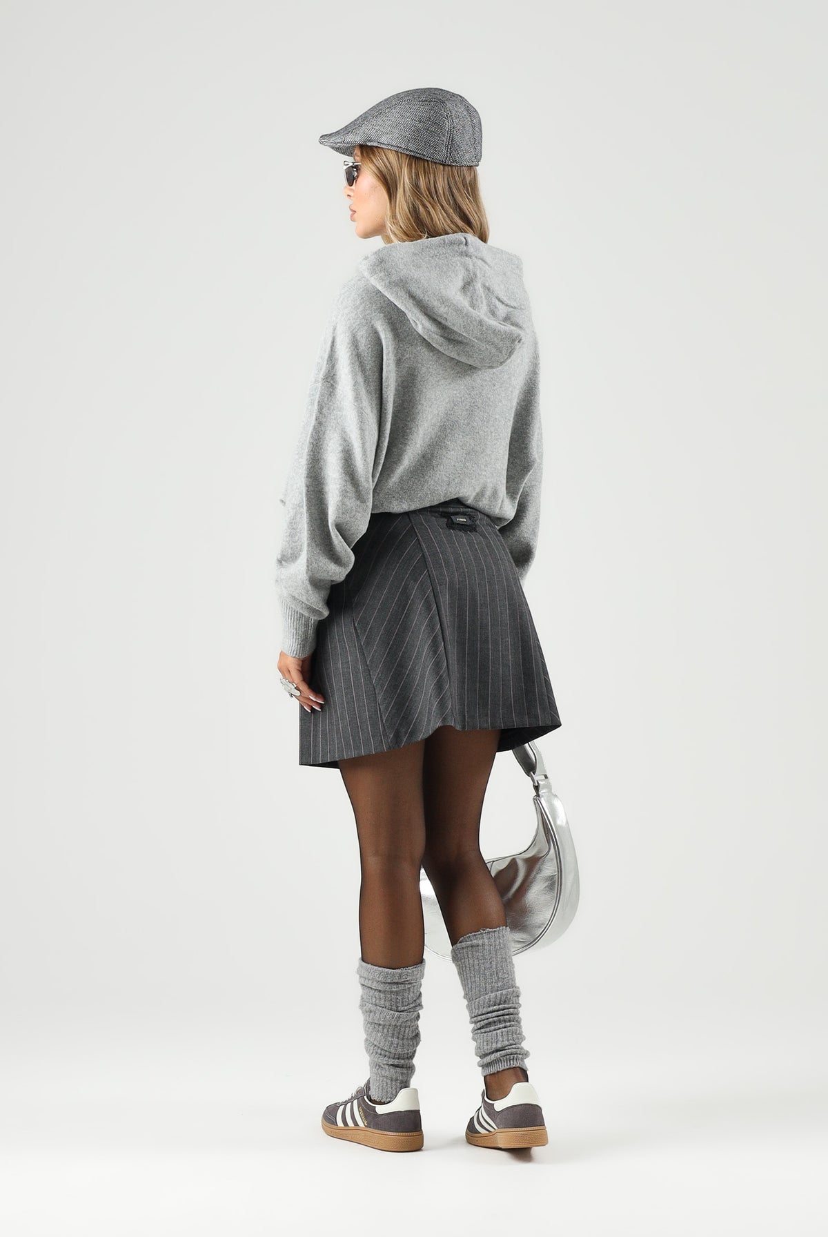 ADIDAS ORIGINALS Maglione con cappuccio KNIT HOODIE grigio per donna con tasca marsupio e mini logo iconico IA4450 . ADIDAS ORIGINALS
