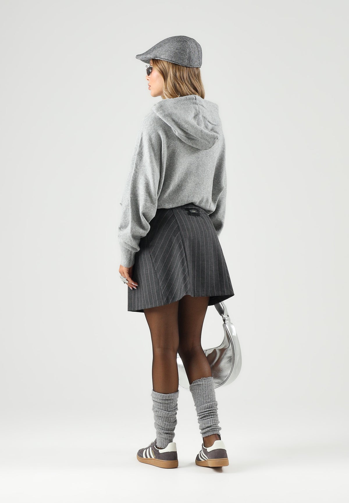 ADIDAS ORIGINALS Maglione con cappuccio grigio per donna con tasca marsupio e mini logo iconico IA4450 . ADIDAS ORIGINALS