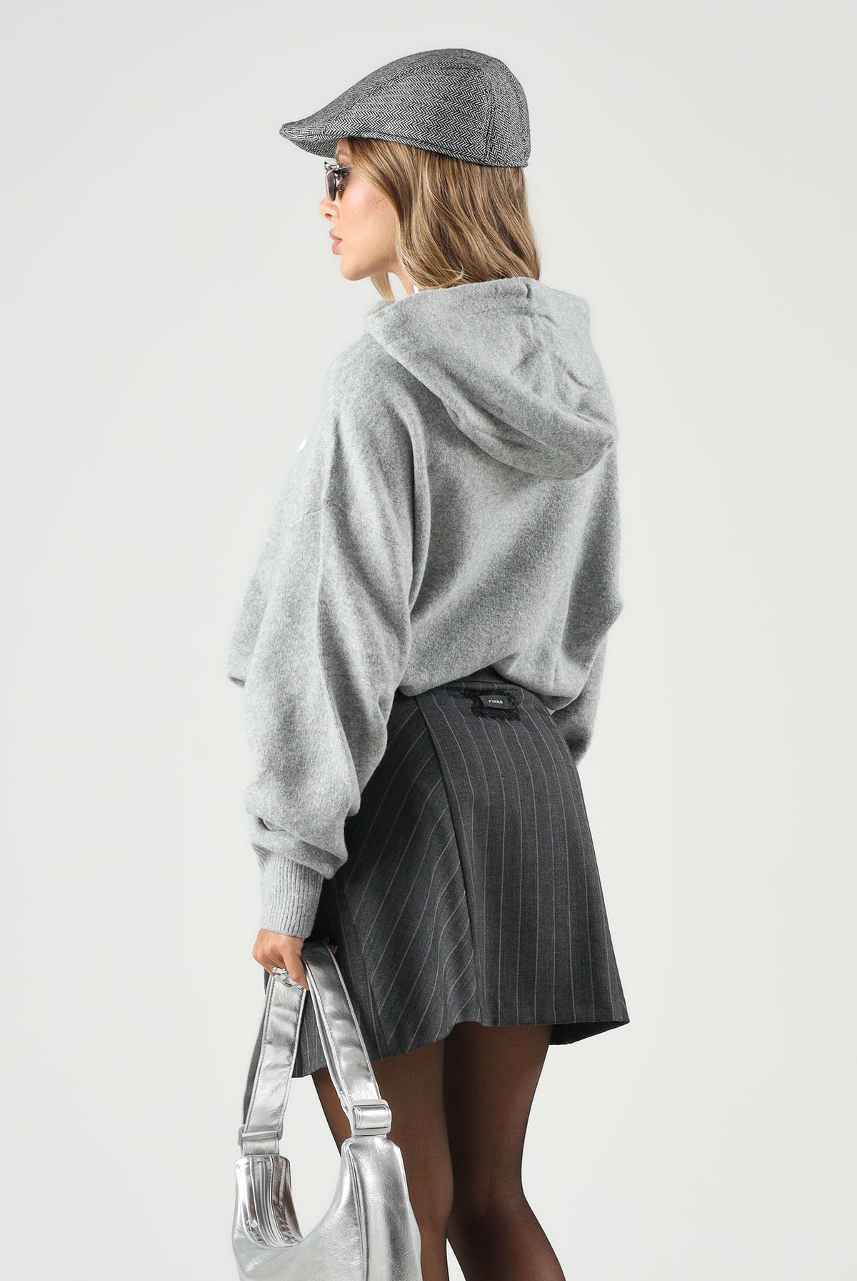 ADIDAS ORIGINALS Maglione con cappuccio KNIT HOODIE grigio per donna con tasca marsupio e mini logo iconico IA4450 . ADIDAS ORIGINALS