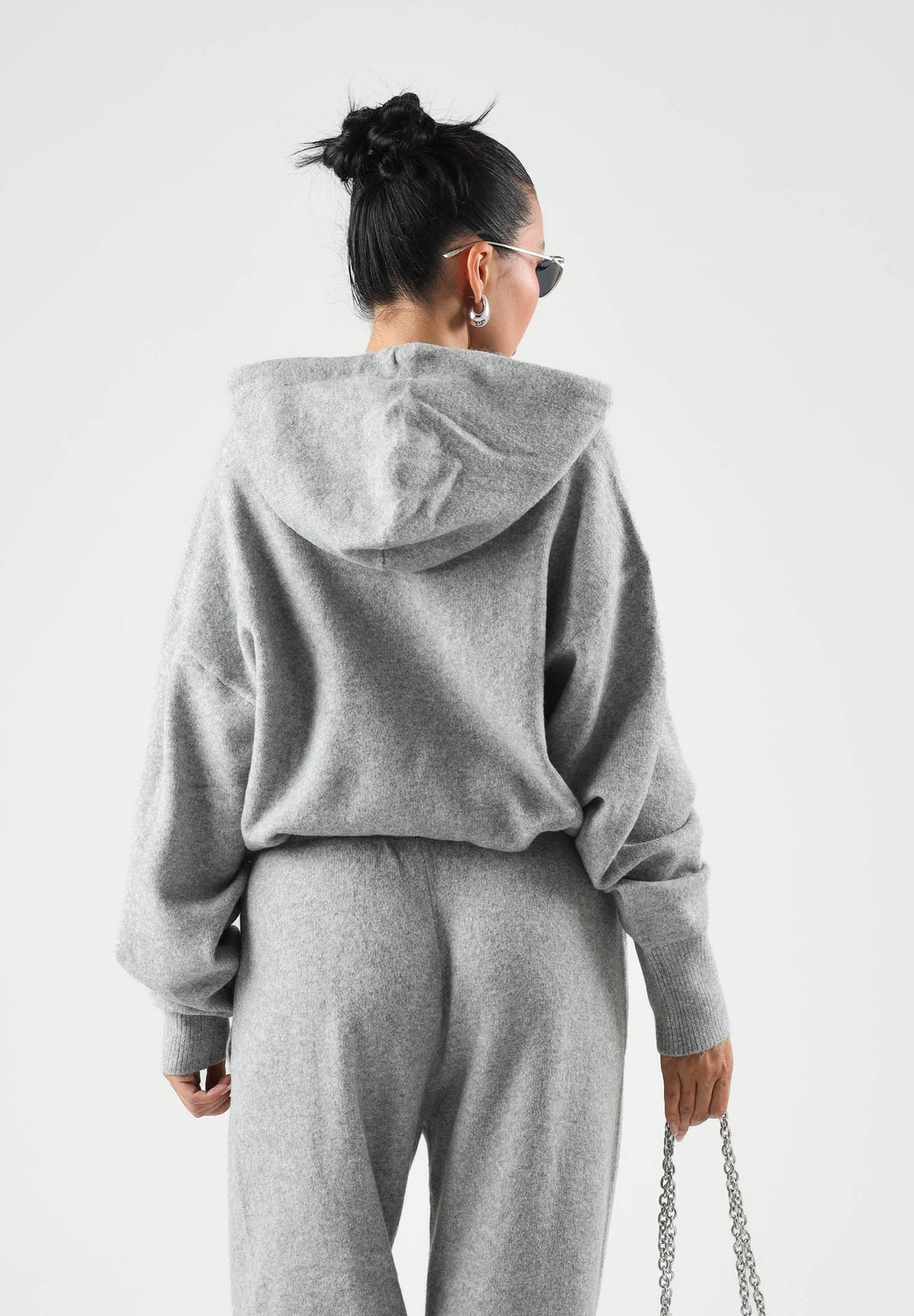 ADIDAS ORIGINALS Maglione con cappuccio KNIT HOODIE grigio per donna con tasca marsupio e mini logo iconico IA4450 . ADIDAS ORIGINALS