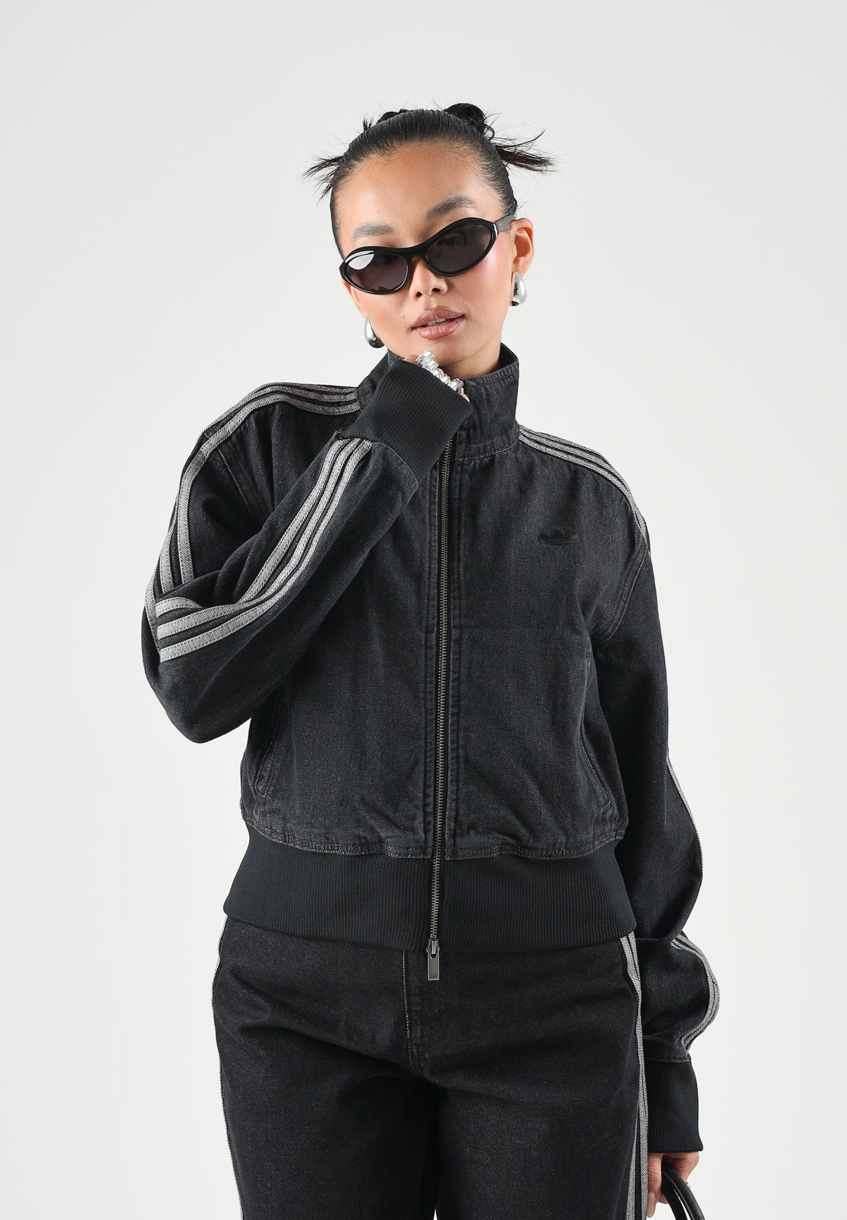 ADIDAS ORIGINALS Giubbotto di jeans FIREBIRD DENIM nera da donna con iconiche 3-Stripes sulle maniche. IB6917 . ADIDAS ORIGINALS