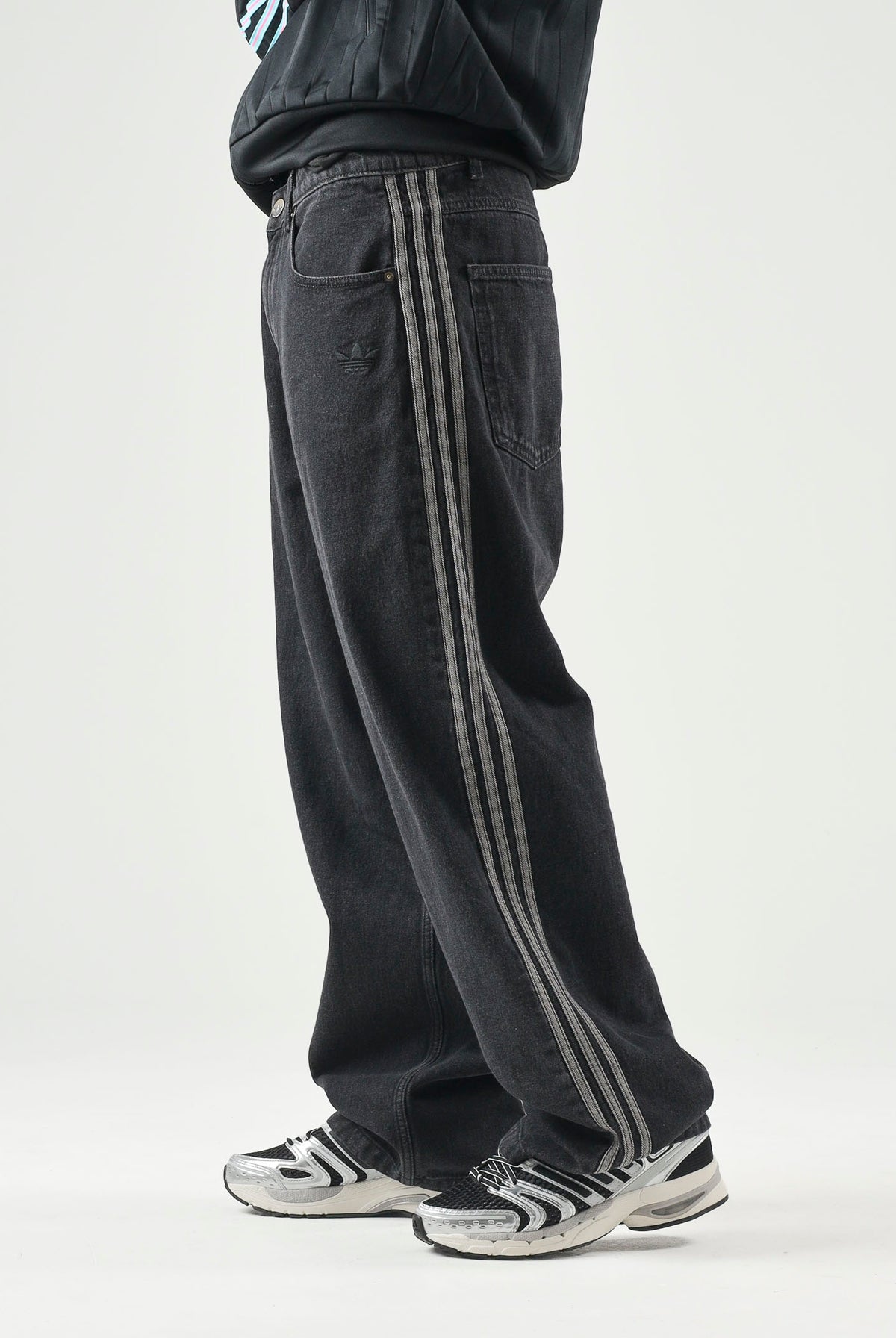 ADIDAS ORIGINALS Jeans CLASSIC STREET RELAXED denim nero per uomo e donna IB6947 . ADIDAS ORIGINALS