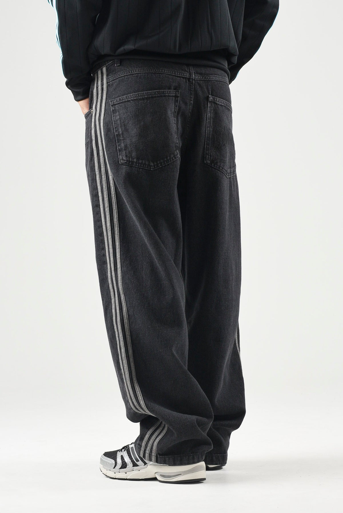 ADIDAS ORIGINALS Jeans CLASSIC STREET RELAXED denim nero per uomo e donna IB6947 . ADIDAS ORIGINALS