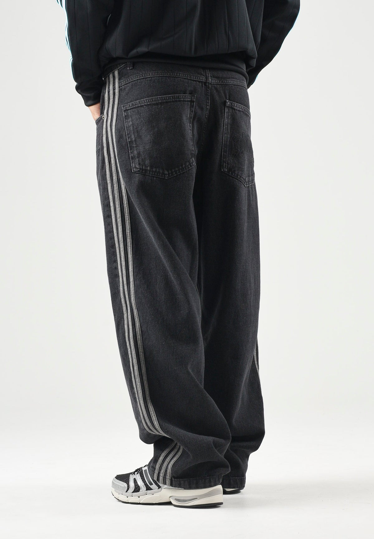 ADIDAS ORIGINALS Jeans CLASSIC STREET RELAXED denim nero per uomo e donna IB6947 . ADIDAS ORIGINALS