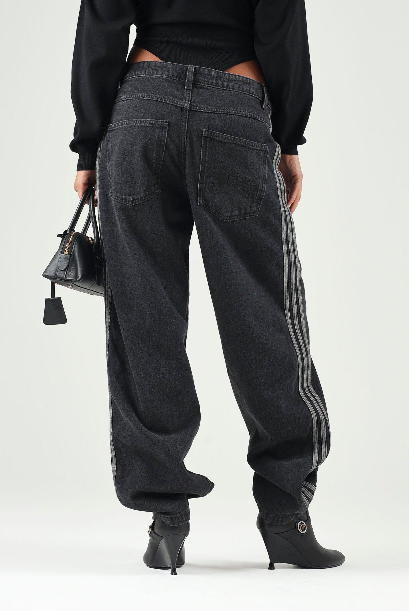 ADIDAS ORIGINALS Jeans CLASSIC STREET RELAXED da uomo e da donna IB6947 . ADIDAS ORIGINALS